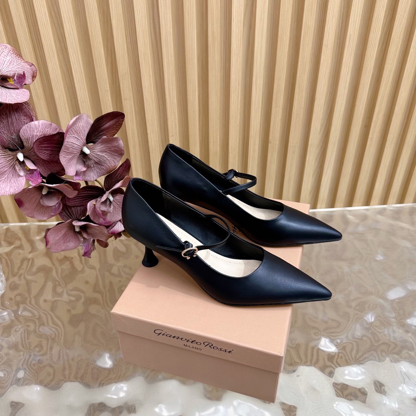 NO:489166,Gianvito Rossi 2025 classic pointed high heel sandals ——————————————— It appears like the brightest stars in the night sky. Classic style, eternal charm, and electric embroidery patterns add a dreamy color to it. Every step comes out of confidence and elegance, as if telling the immortal legend of fashion. Having it is the whole day of fashion. ___________________________________________________ * Upper cowhide * foot pad sheepskin * sole genuine leather outsole * heel height 6.5cm * Size: 35-42 (40 41 42 custom made non-return), high heels, sandals, high heels, cowhide, sheepskin, Leather soles19860909Gianvito Rossi 2025经典款尖头高跟凉鞋 ———————————— 它的出现就像夜空中最璀璨的星辰 经典的款式,永恒的魅力,电绣的图案更是为其增添了梦幻的色彩 每一步都踏出自信与优雅,仿佛在诉说着时尚的不朽传奇.拥有它,便是拥有了整个时尚的每一天. _____________________________ * 鞋面 牛皮 * 垫脚 羊皮 * 鞋底 真皮大底 * 跟高 6.5cm * 码数:35－42（40 41 42 定做不退换）,高跟鞋单鞋,sandals,high heels,cowhide,sheepskin,Leather soles,Women's Shoes