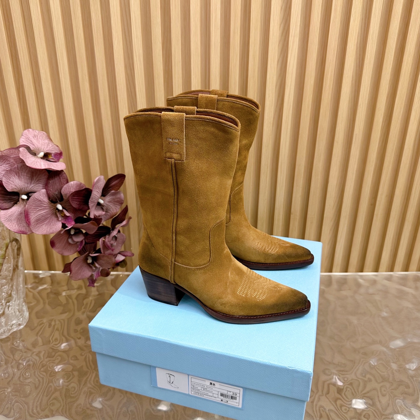 NO:489146,Purchase grade Prada 25/Autumn and Winter Thick Heel Western Short Boots One-word Salt Fashion pointed-toe casual short boots Unique taste, everyone loves and easily controls it, it will explode every year. There is also a versatile and classic shoe last that can conquer you. Wear it, increase your height and relax without making mistakes, and the foot is simple and handsome. Imported fabrics, cowhide, cowhide, sheepskin, Leather soles19860909代购级 Prada 普拉达 25/秋冬 粗跟西部短靴 一个字飒 时尚尖头休闲短靴 独到味道,人人都爱也轻松驾驭 每年都会爆.还有就是百搭经典的鞋楦,足以征服你,穿上它,增高休闲两不失误,上脚简单帅气 面料进口摔纹牛皮/牛绒皮 内里垫脚透染羊皮 柔软细腻,脚感舒适 意大利真皮大底注塑 Size35-41（40.41定制不退换）,靴子,prada,prada,boots,cowhide,sheepskin,Leather soles,Women's Shoes