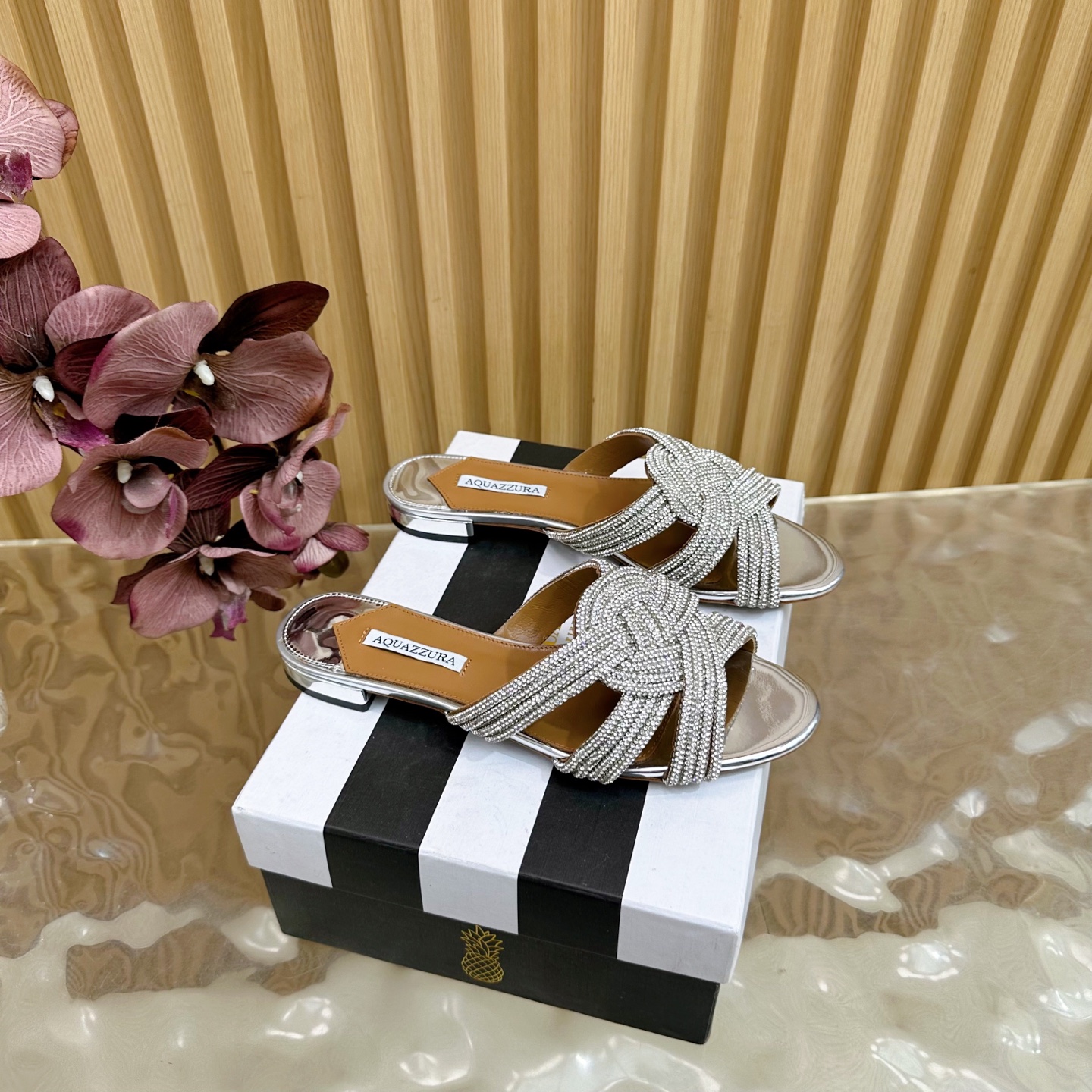 NO:490702,【Aquazzura】2025 new top version of Pineapple Women's Fantasy High Heel Sandals Original 1-to-1 mold opening heel High heels Shining shiny ——————————————— Imported sheepskin with original mold opening heels, simple and generous. Make the shoes more feminine. Designs suitable for party are suitable for various skirts, dresses and evening dresses, nightclubs, Swarovski rhinestones. It shows noble temperament in any occasion and can be matched at will. It is a must-have for all seasons ___________________________________________________________________________________________________________________________________________________________________________________________________________________________________________________________________________________________________________________________________________________________________  35–43 (40, 41, 42, 43 custom made without return), slippers, swarovski, sandals, slippers, slippers, sheepskin, Leather soles19860909【Aquazzura】2025 新款顶级版本菠萝女士幻彩 高跟凉鞋原版1比1开模鞋跟 高跟闪耀光芒 —————————————— 进口羊皮搭配原版开模鞋跟,简单大方 .使鞋子更有女人味,适合派对的设计适用各种套裙,于连衣裙晚礼服,夜场各种款式,9.5cm跟高搭配施华洛世奇水钻.任何场合都显高贵气质,可以随意搭配,四季必备 _____________________________ * 全套包装. * 鞋面 漆皮 * 衬里 羊皮 * 鞋底 意大利真皮大底 * 跟高 5.5cm/平底 * 码数 35–43（40、41、42、43订做不退换）,拖鞋,swarovski,sandals,slippers,skirts,sheepskin,Leather soles,Women's Shoes