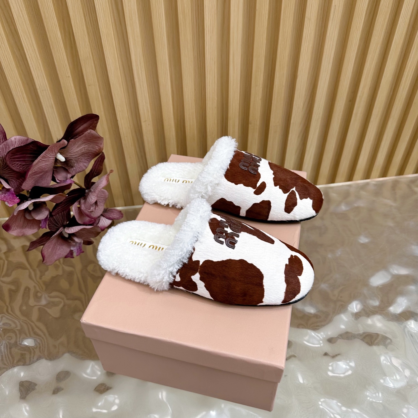 NO:490693,2025 new product MIU MIU new fur semi-drawn ————————————————————————— Fashionable and ladylike, two-color splicing, and beautiful colors, with elastic elephant scarf on the outside. It is very convenient to put on the feet. The original last introduced by Italy is the latest last, the shape is very good, the buckle mold is also the original abrasive tool. 1 The upper is horse hair 2 The inner imported lamb fur 3 The original Italian original color privately opened mold rubber sole 4 size 35M-39M (40 41 customized, no return or replacement), semi-drawn fur shoes, miumiu198609092025新款新品 MIU MIU全新毛毛半拖 ————————————— 时尚淑女气质十足 双色拼接 又不乏美艳色彩,外侧附带弹力象巾 上脚非常方便意大利引进的原版楦头是最新楦、出来形体非常好呢、饰扣开模也是原版磨具 1鞋面釆用马毛 2内里进口羊羔毛 3大底意大利原版原色私开模橡胶大底 4码数35M-39M（40 41订做不退不换),半拖毛毛鞋,miumiu,Women's Shoes