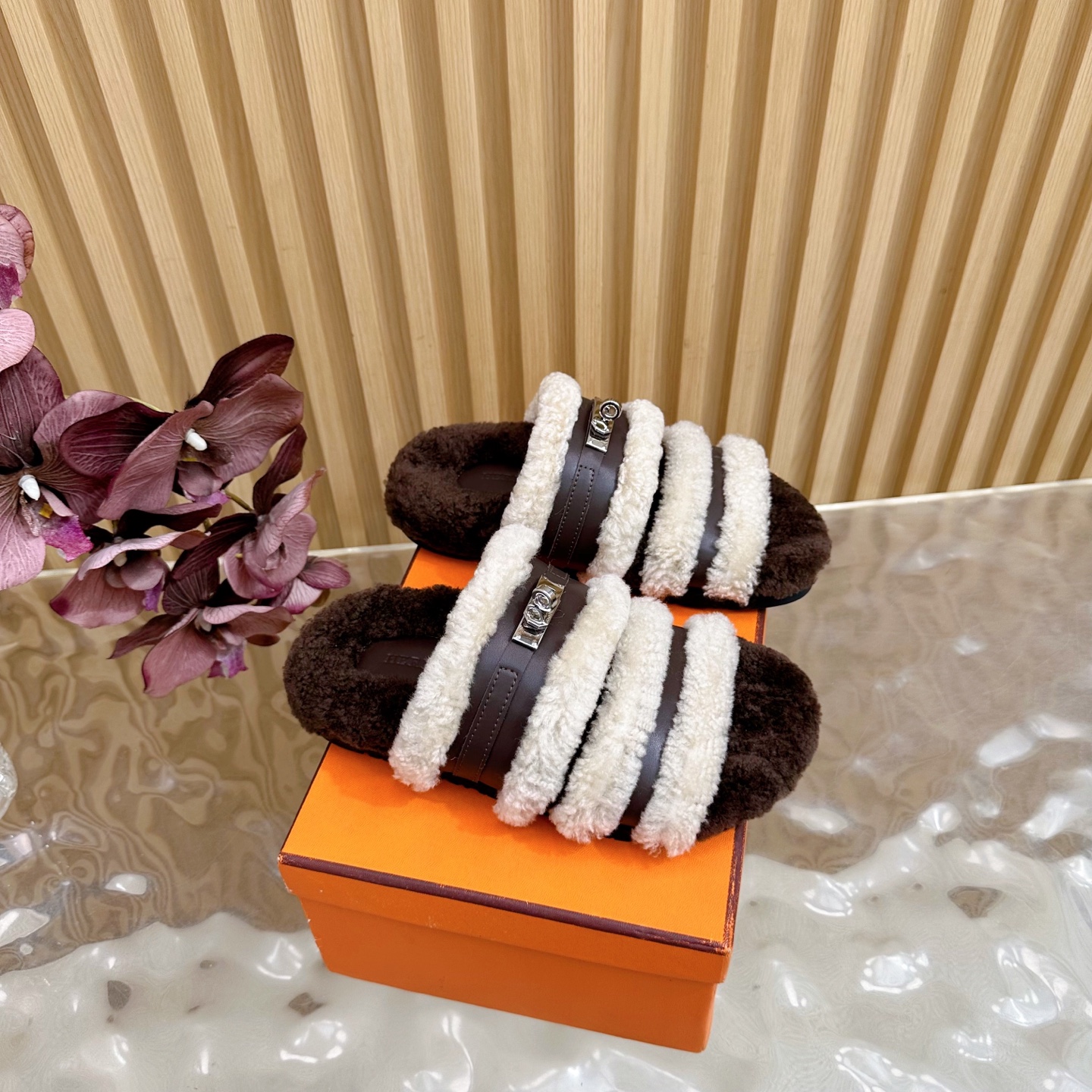 NO:490685,Top version * Hermes fur integrated roll cake and second uncle drag. All fabrics are selected this year. ———————————————————————————— Furry. Cute, cloud-like feel, barefoot or paired with socks. They are all fashionable. Lamb fur. Imported fur inside. Original rubber sole. Size 35-39 (customized for 40.41.42.43). No return or replacement. Fur shoes and slippers, hermes, slippers, socks19860909顶级版本*爱马仕皮毛一体卷糕毛二舅拖 今年面料均选用 ———————————— 毛茸茸的 敲可爱的,踩云脚感,光脚或者搭配个袜子穿,都时髦的不行哦 面料羊羔毛 内里进口毛 鞋底原版橡胶底 尺码35-39（40.41.42.43定制）不退不换,毛毛鞋拖鞋,hermes,slippers,socks,Women's Shoes