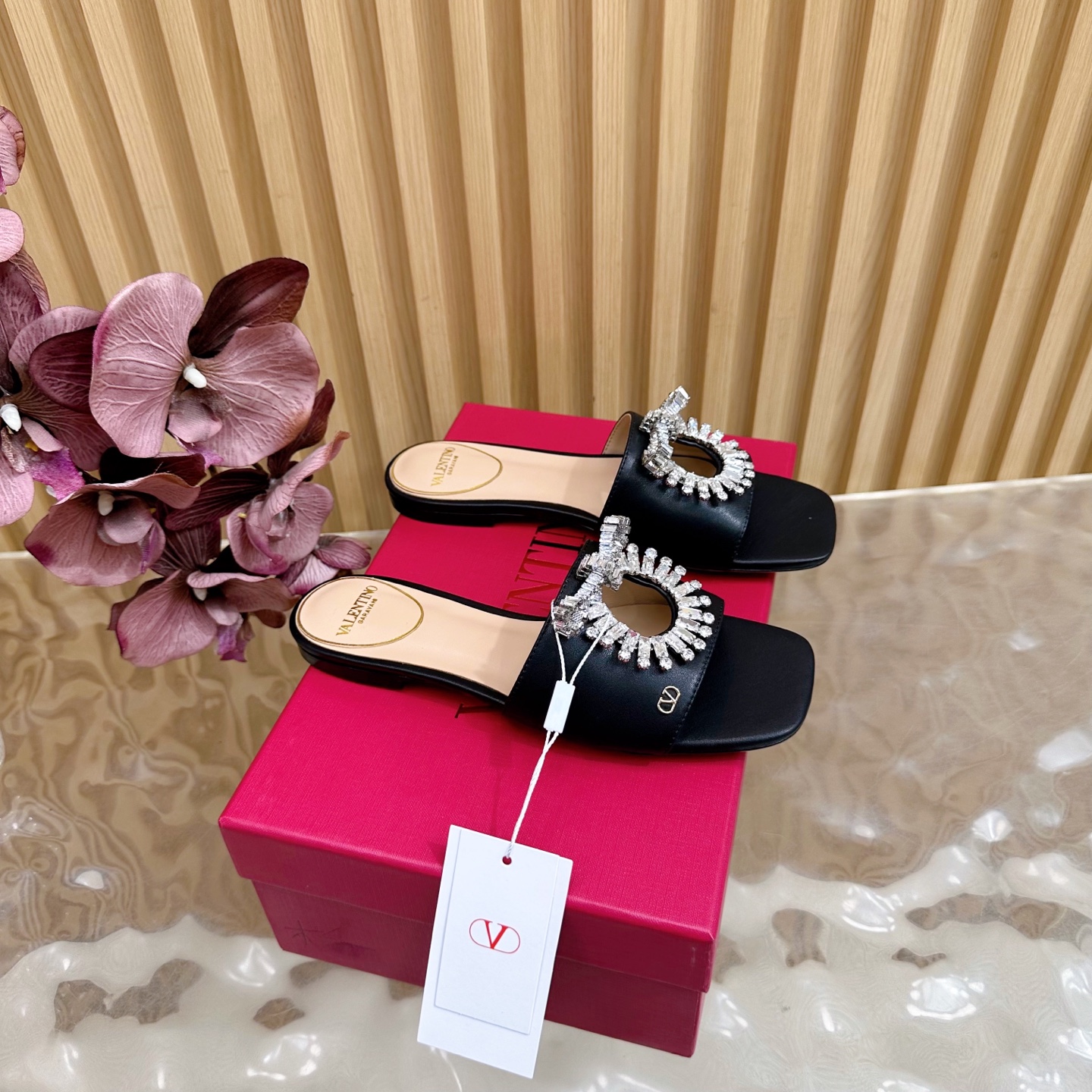 NO:490668,2025 catwalk high-version Valentino crystal thick heel semi-tork high heel sandals beautiful texture very easy to match, can be worn in any season ————————————— Valentino's series interprets a new fashion charm, continues the super high heel design, and is favored by well-known overseas bloggers. Tens of millions of fans and bloggers are passionately interpreted and sold at home and abroad. It has been out of stock at home and abroad. The top version candy color matching, each color is beautiful. Upper cowhide imported sheepskin sole genuine leather outsole heel height 5.5cm/flat sole packaging full set of original packaging. Size 35–43 (40.41.42.43 not returned or replaced), slippers, valentino, valentino, sandals, slippers, cowhide, sheepskin, Leather soles198609092025走秀款高版本Valentino 水晶粗跟半拖 高跟 凉鞋 绝美的质感 非常好搭配,任何季节可穿 ——————————— 华伦天奴此系列演绎全新时尚魅力 延续超高跟设计,深得海外知名博主青睐 千万粉丝博主倾情演绎,畅销海内外 国内已经断货,顶级版本 糖果色配色,每个颜色都是绝美 鞋面牛皮 内里进口羊皮 鞋底真皮大底 跟高5.5cm/平底 包装全套原版包装 码数35–43（40.41.42.43不退不换）,拖鞋,valentino,valentino,sandals,slippers,cowhide,sheepskin,Leather soles,Women's Shoes