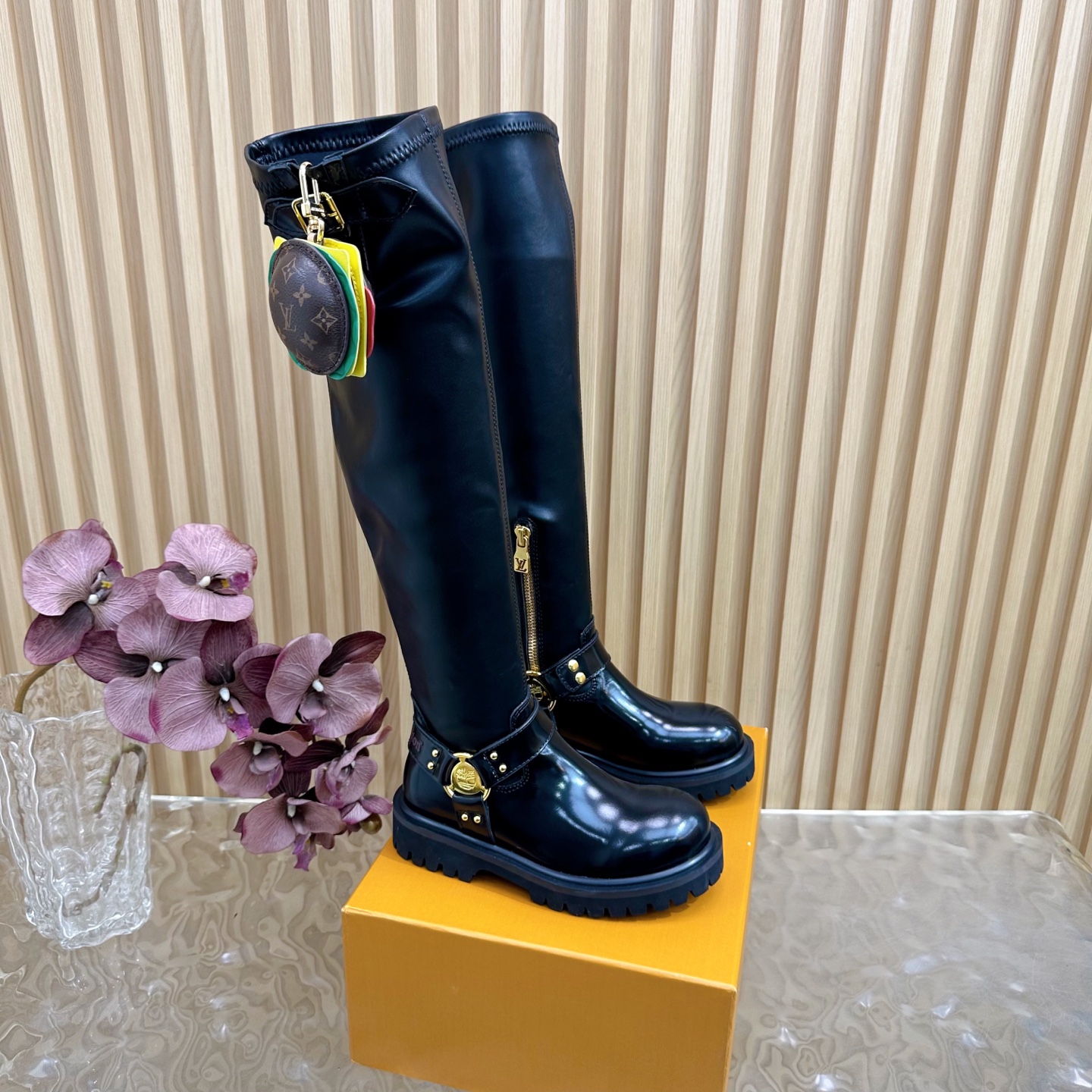 NO:490673,Couple model top version Hamburg LvXTimberland co-branded motorcycle boots/boot series (airplane box) ——————————— Package Not matched with bags Men and women's same style, exclusive mold opening, original one-to-one replica. Hamburger packaging decoration can hold keys and headphones. The upper is frosted leather/opening beads, inner sheepskin, with Timberland hardware buckle, size women's size 35-41 (40, 41 customization) Men's size 39-45 (45 customization), boots, louis vuitton, boots, sheepskin19860909情侣款顶级版本汉堡LvXTimberland联名款机车短靴/长靴系列（飞机盒） —————————配包 不配包 男女同款,独家开模,原版一比一复刻.汉堡包装饰可放钥匙和耳机. 鞋面采用磨砂皮/开边珠 内里羊皮 配Timberland五金扣 码数女码35-41（40、41定制） 男码39-45（45定制）,靴子,louis vuitton,boots,sheepskin,Women's Shoes