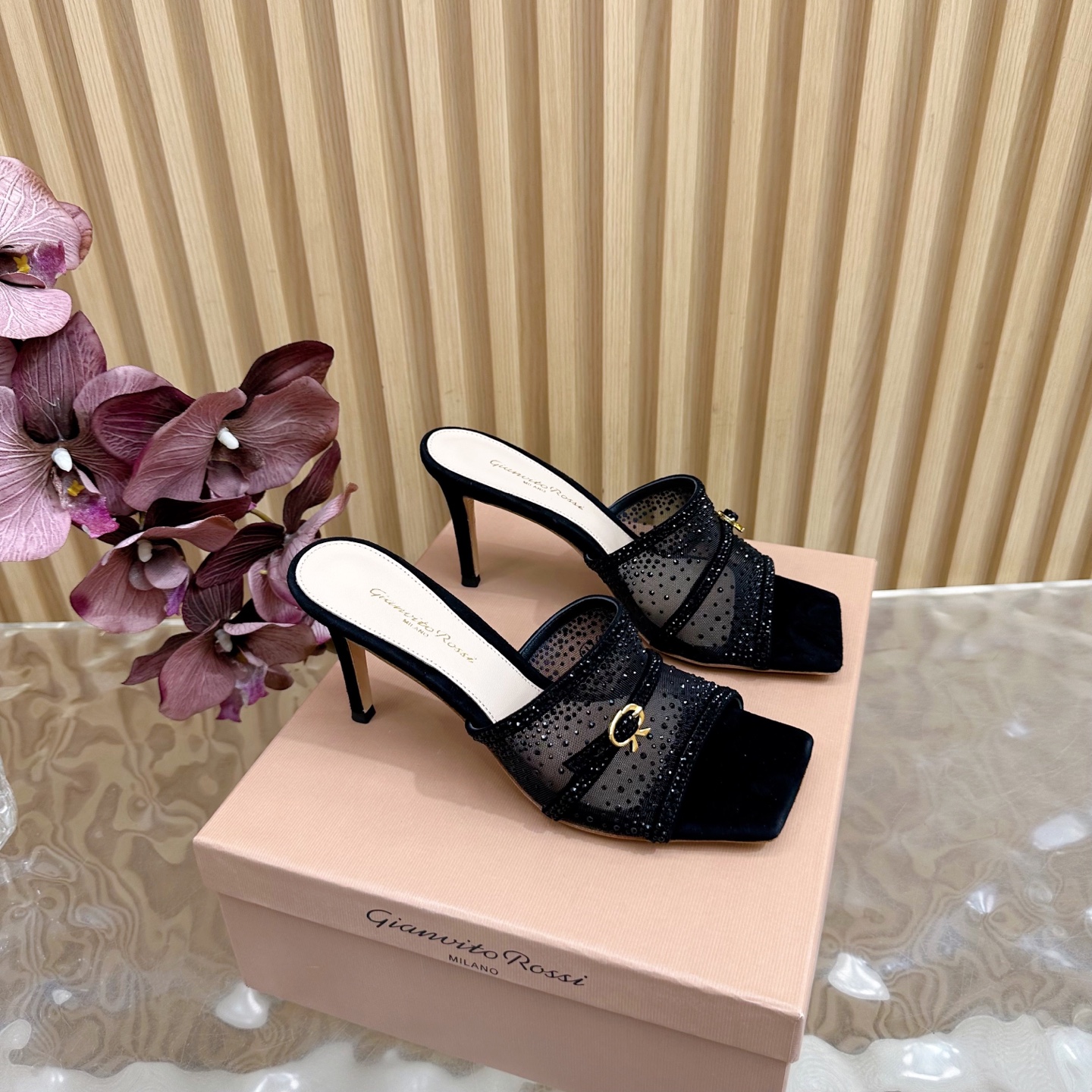 NO:491510,Gianvito Rossi 2025 classic mesh hot diamond high heel sandals —————————————— It appears like the brightest stars in the night sky. Classic style, eternal charm, and electric embroidery patterns add a dreamy color to it. Every step comes out of confidence and elegance, as if telling the immortal legend of fashion. Having it means having the entire fashion day. _________________________________________ * Original Yangjing mesh hot diamonds * Finger pads Sheepskin * Sole genuine leather outsole * Heel height Default 8.5cm (5.5cm customization) * Size: 35-43 (40 41 42 43 customization without return), high heel slippers, sandals, high  heels slippers sheepskin sheepskin sheep Leather soles19860909Gianvito Rossi 2025经典款网纱烫钻高跟凉鞋 ———————————— 它的出现就像夜空中最璀璨的星辰 经典的款式,永恒的魅力,电绣的图案更是为其增添了梦幻的色彩 每一步都踏出自信与优雅,仿佛在诉说着时尚的不朽传奇.拥有它,便是拥有了整个时尚的每一天. _____________________________ * 鞋面原版羊京网纱烫钻 * 垫脚 羊皮 * 鞋底 真皮大底 * 跟高 默认8.5cm（5.5cm 定制） * 码数:35－43（40 41 42 43定做不退换）,高跟鞋拖鞋,sandals,high heels,slippers,sheepskin,sheep,Leather soles,Women's Shoes