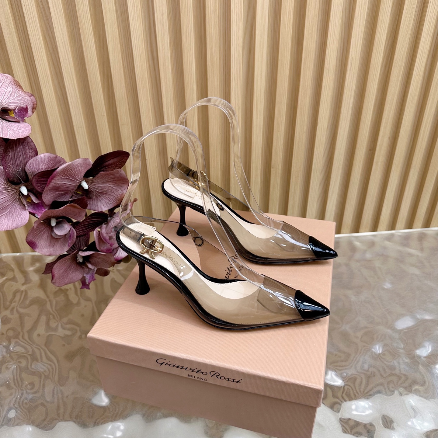 NO:491501,Gianvito Rossi 2025 classic film diamond high heel sandals —————————————— It appears like the brightest stars in the night sky. Classic style, eternal charm, and electric embroidery patterns add a dreamy color to it. Every step comes out of confidence and elegance, as if telling the immortal legend of fashion. Having it is the whole day of fashion. _________________________________________ * Original PVC film on the upper * Floor pad Sheepskin * Sole Leather outsole * Heel height 9.5cm * Size: 35-43 (40 41 42 43 custom made without return), high heels sandals, sandals, high heels, sheepskin, Leather  soles19860909Gianvito Rossi 2025经典款胶片钻高跟凉鞋 ———————————— 它的出现就像夜空中最璀璨的星辰 经典的款式,永恒的魅力,电绣的图案更是为其增添了梦幻的色彩 每一步都踏出自信与优雅,仿佛在诉说着时尚的不朽传奇.拥有它,便是拥有了整个时尚的每一天. _____________________________ * 鞋面原版pvc胶片 * 垫脚 羊皮 * 鞋底 真皮大底 * 跟高 9.5cm * 码数:35－43（40 41 42 43定做不退换）,高跟鞋凉鞋,sandals,high heels,sheepskin,Leather soles,Women's Shoes