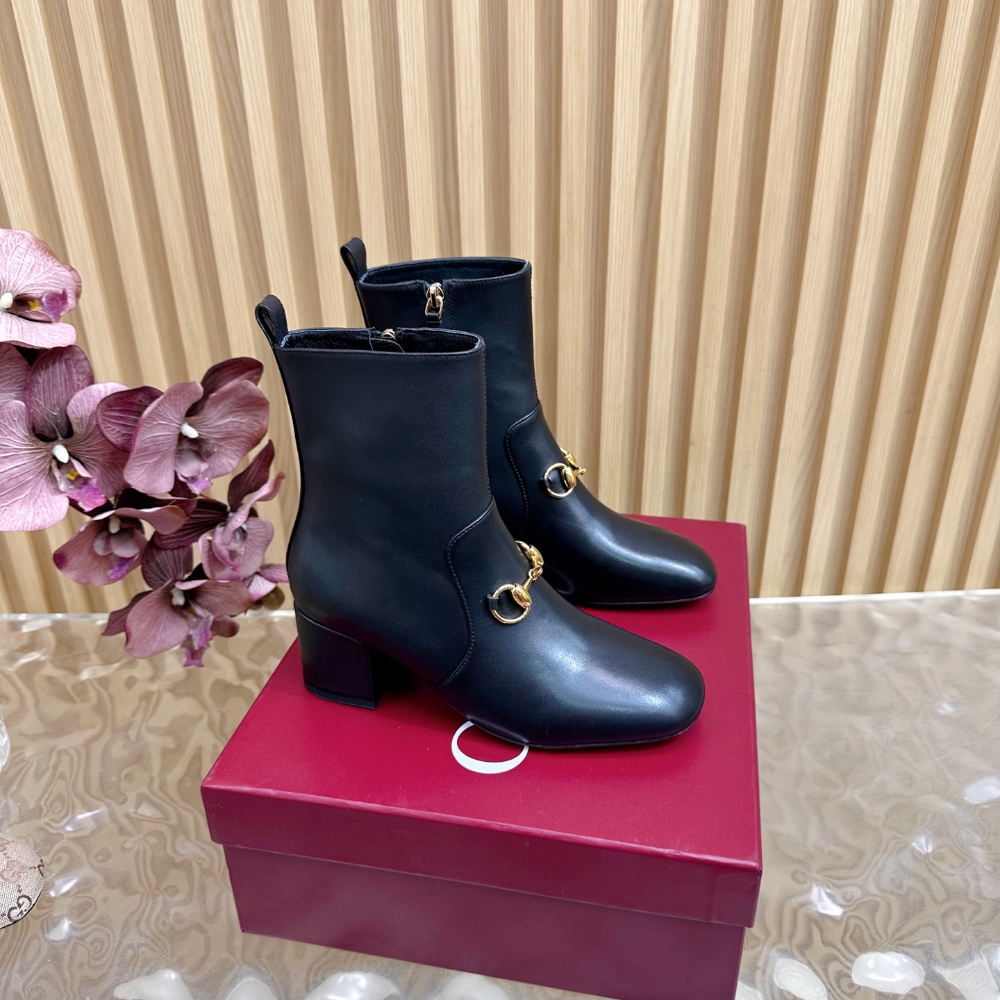 NO:492837,Top version of Gucci high-end quality 2025 early autumn new horse-bit elastic boots ————————————————— Classic thick-heel square-toe ankle boots are authentic and original! Each detail has been carefully crafted, and can be matched with ZG, with the same quality!  Original fabric custom imported calf + elastic vintage soft sheepskin, large Dongguan factory molded hardware horse buckle, inner lining / foot pad high-end custom sheepskin lining, heel height 4.5cm, large sole Italian leather bottom, size 35-42 (40 41 42 custom made, no return and exchange) Full set of high-end original packaging!  ,boots,gucci,boots,sheepskin19860909顶级版本Gucci高端精品 2025早秋新款马衔扣弹力靴 ———————————— 经典粗跟方头踝靴原汁原味原单品质!每个细节皆经过精心细致打造,可与ZG对比如一,无二品质！ 面料原版定制进口小牛+弹力古软羊皮 东莞大厂开模五金马衔扣 内里／垫脚高端定制羊皮里 跟高4.5cm 大底意大利真皮底 尺码35-42（40 41 42定做,不退换） 全套原板高端包装！,靴子,gucci,boots,sheepskin,Women's Shoes