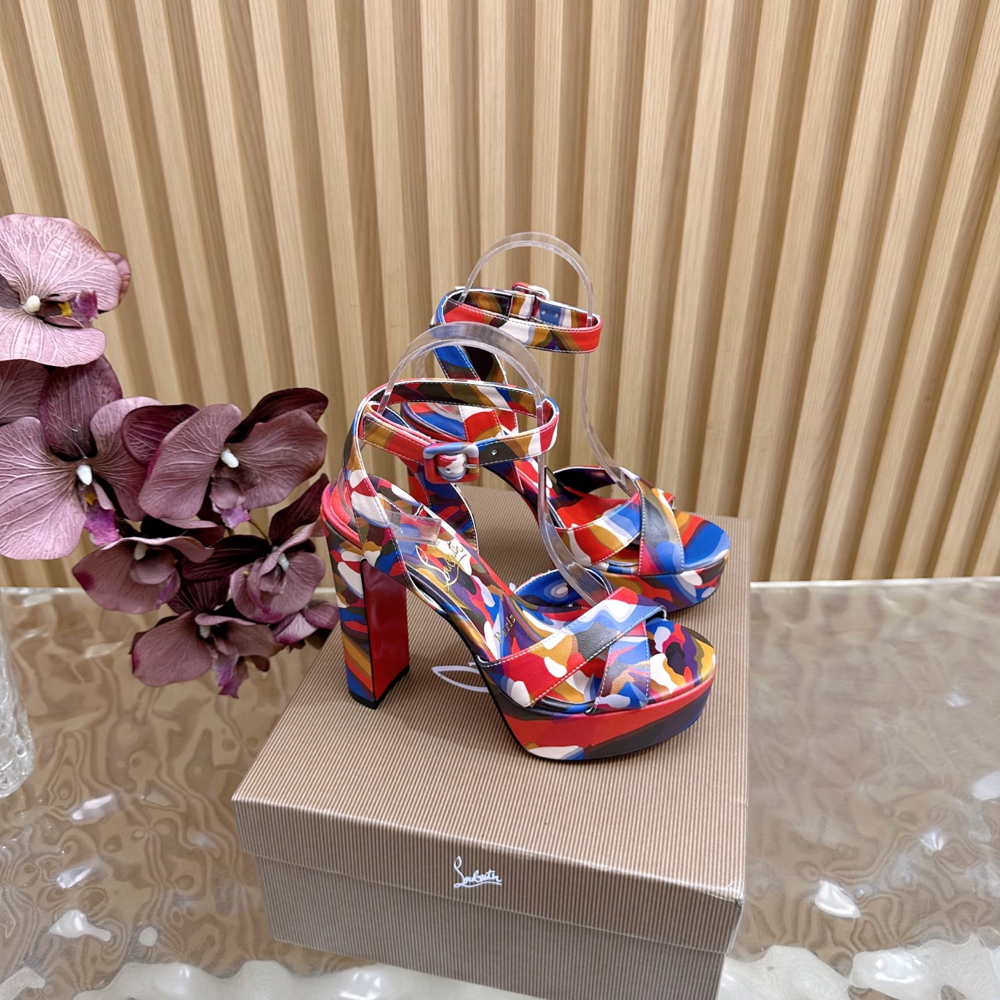 NO:492829,Exclusive mold opening Top version Christian Louboutin | 2025s original Heavy Industry CL New High Heels ~ Fashion Show Water Table Red Sole Sandals ——————————————— New Red Sole Metal Heels Fire Red Rose High Heels There is nothing to say is a whole beauty # fatal temptation Upper: A beautiful new style, with roses on the toes, sewn from the petals into flowers, all in the inlay to the crystal are all hand-sewn. The feet are exquisite and impressed. Material imported leopard print silk/fantasy color special material inner sheepskin lining. The original imported top leather sole Size35–42 (35.40.41.42) customized without return and exchange Heel height 12.5cm Water Table 3.5cm, high heel sandals, christian  louboutin,sandals,high heels,sheepskin,real silk,Leather soles19860909独家开模 顶级版Christian Louboutin | 2025s原版做货重工CL全新秀款高跟鞋～ 时装走秀水台红底凉鞋 ———————————— 新款红底金属跟火红玫瑰高跟鞋 没什么好说的就是一整个美疯#致命的诱惑 鞋面:绝美的新款,盛放足尖上的玫瑰,从花瓣缝制为花朵,在到水晶的镶嵌均全部纯手工缝制 上脚精致逼人 材质进口豹纹真丝/幻彩特殊材料 内里羊皮里 大底原版进口顶级真皮大底 Size35–42（35.40.41.42）订做不退换 跟高12.5cm 水台3.5cm,高跟鞋凉鞋,christian louboutin,sandals,high heels,sheepskin,real silk,Leather soles,Women's Shoes