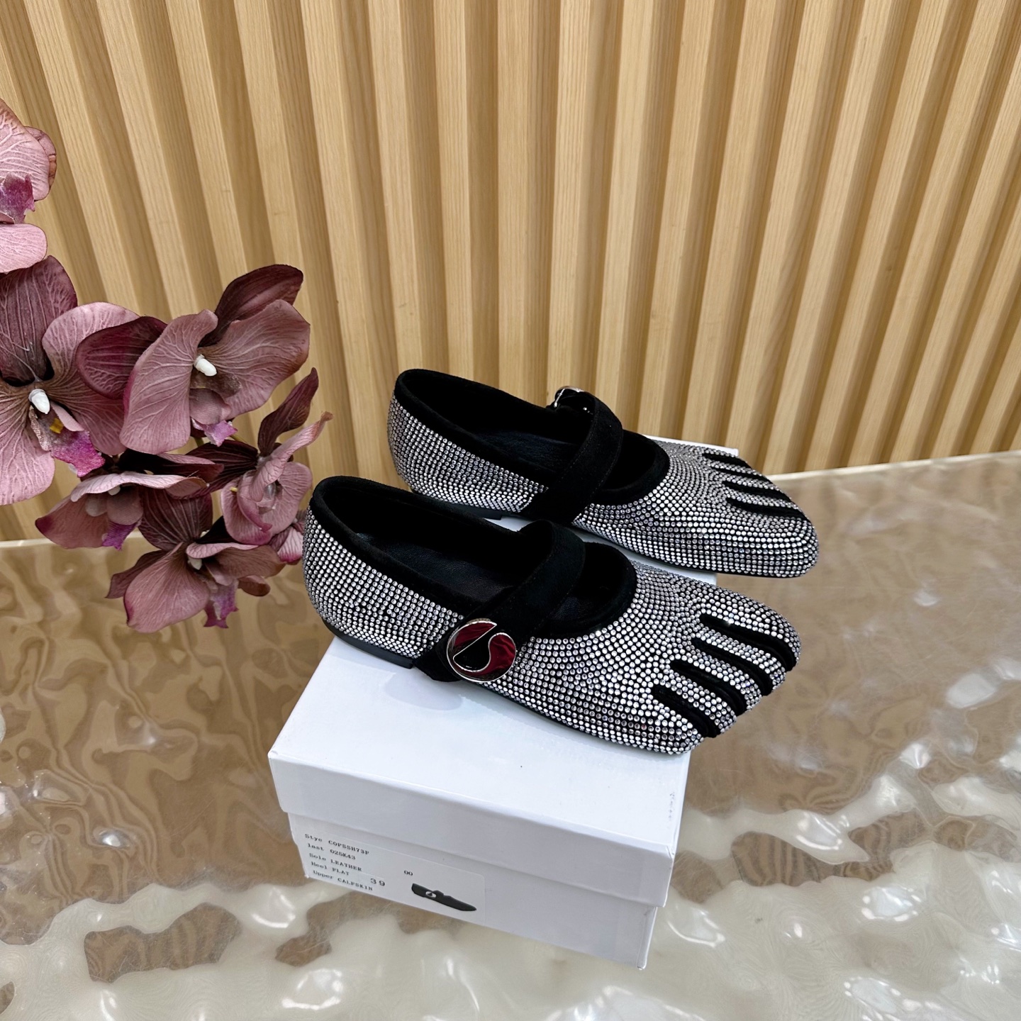 NO:492812,Coperni thin-soled five-finger shoes, personalized toe design —————————————— Diamond surface Thin-soled shoes have gradually become the main force of major brands, coperni is more extreme, making a pair of thin-soled toe ballet shoes, which looks good, but it still requires a certain ability to control when wearing them. Excellent personality flat-soled toe upper cowhide inner sheepskin sole rubber size 35-41 Packaging coperni original packaging, split-toe shoes, cowhide, sheepskin19860909Coperni薄底五指鞋,个性分趾设计 —————————— 钻面 薄底鞋已经逐渐成为各大品牌的主力军,coperni则是更加极致,做了一双薄底分趾芭蕾舞鞋,看着确实好看,但穿出门还是需要一定的驾驭能力 绝好看的个性平底分趾 鞋面牛皮 内里羊皮 鞋底橡胶 尺寸35-41 包装coperni原版包装,分趾鞋,cowhide,sheepskin,Women's Shoes