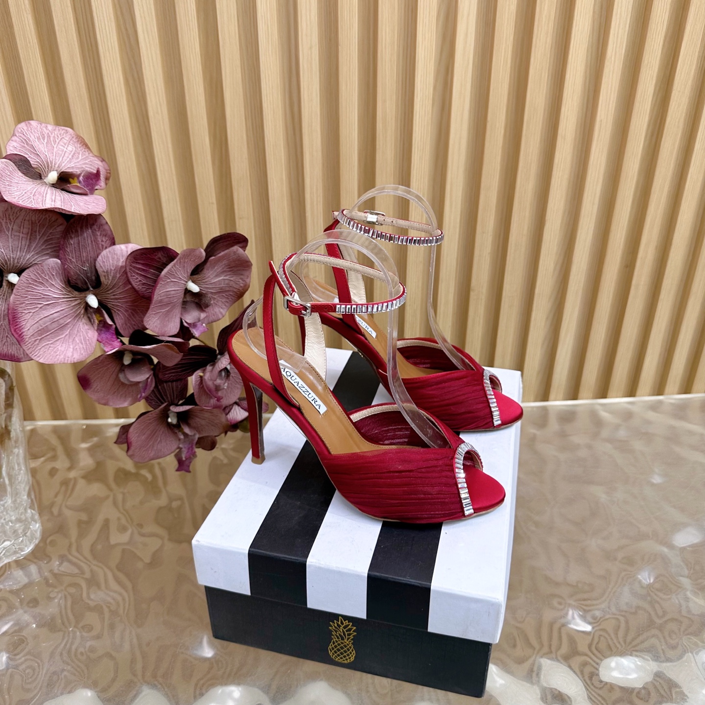 NO:512545,【Aquazzura】2025 new top version of Pineapple Women’s Hot Diamond High Heel Sandals Original 1-to-1 mold opening heel!  Swarovski rhinestones, shining brightly ——————————— Imported sheepskin with original mold heels, simple and generous. Make the shoes more feminine. Designs suitable for party are suitable for various skirts, dresses and evening dresses, and nightclubs. High heels with Swarovski rhinestones. It shows noble temperament in any occasion * Full packaging. * Upper mesh * Lining sheepskin * Sole Italian leather outsole * Heel height 10cm * Size 36–43 (40, 41, 42 custom made without return), high heels, swarovski, sandals, high heels, skirts, sheepskin, Leather soles19860909【Aquazzura】2025 新款顶级版本菠萝女士烫钻 高跟凉鞋原版1比1开模鞋跟！施华洛世奇水钻,闪耀光芒 —————————— 进口羊皮搭配原版开模鞋跟,简单大方 .使鞋子更有女人味,适合派对的设计适用各种套裙,于连衣裙晚礼服,夜场各种款式 跟高搭配施华洛世奇水钻.任何场合都显高贵气质 * 全套包装. * 鞋面 网纱 * 衬里 羊皮 * 鞋底 意大利真皮大底 * 跟高 10cm * 码数 36–43（40、41、42订做不退换）,高跟鞋凉鞋,swarovski,sandals,high heels,skirts,sheepskin,Leather soles,Women's Shoes