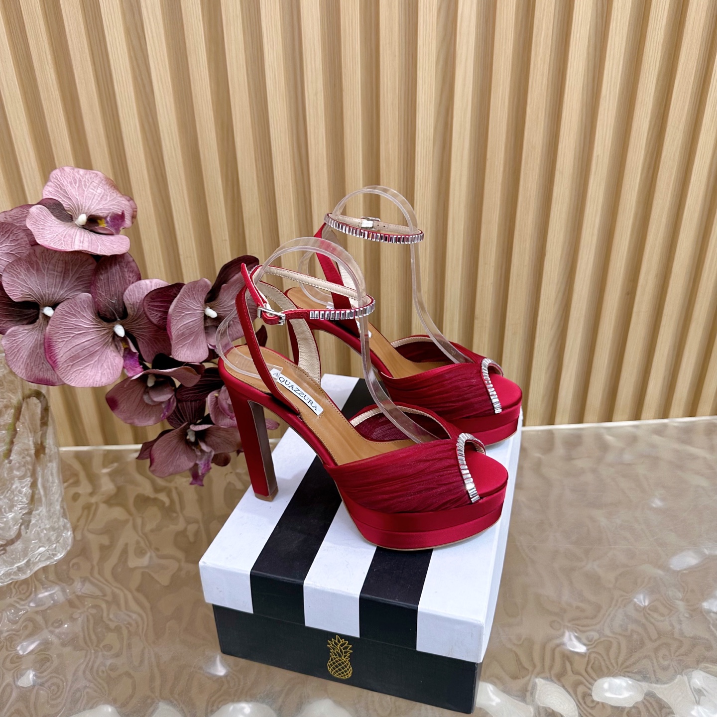 NO:512550,【Aquazzura】2025 new top version of Pineapple Women's Fantasy High Heel Sandals Original 1-to-1 mold opening heel High heels Shining shiny ———————————————— Imported sheepskin with original mold opening heels, simple and generous. Make the shoes more feminine, and the design suitable for party is suitable for various skirts, dresses and evening dresses, nightclubs, Swarovski rhinestones. It shows noble temperament in any occasion and can be matched at will. It is a must-have for all seasons _________________________________________________________________________________________________________________________________________________________________________________________________________________________________________________________________________________________________________________________________________________________________  36–42 (35, 41, 42 custom made without return), high heels sandals, swarovski, sandals, high heels, skirts, sheepskin, Leather soles19860909【Aquazzura】2025 新款顶级版本菠萝女士幻彩 高跟凉鞋原版1比1开模鞋跟 高跟闪耀光芒 —————————————— 进口羊皮搭配原版开模鞋跟,简单大方 .使鞋子更有女人味,适合派对的设计适用各种套裙,于连衣裙晚礼服,夜场各种款式,9.5cm跟高搭配施华洛世奇水钻.任何场合都显高贵气质,可以随意搭配,四季必备 _____________________________ * 全套包装. * 鞋面 网纱 * 衬里 羊皮 * 鞋底 意大利真皮大底 * 跟高 13.5cm 水台 4cm * 码数 36–42（35、41、42订做不退换）,高跟鞋凉鞋,swarovski,sandals,high heels,skirts,sheepskin,Leather soles,Women's Shoes