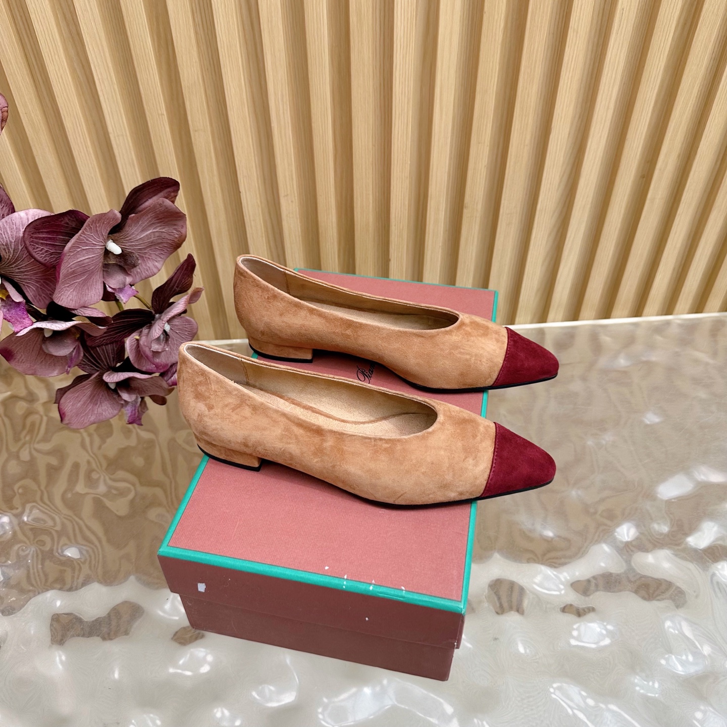 NO:512541,Loro Piana/ LP 55 classic and beautiful color-blocking retro witch flat shoes, minimalist style, retro and level!  —————————————— Simple and elegant, very pleasing style!  The king of high-end versatile all year round is suitable for spring, summer, autumn and winter. The upper is made of Yangjing, custom velvet cloth with inner foot pads, imported genuine leather sole from Italy. Size 35-39 (40.41 customized), single shoes, loro piana, loro piana, flats, sheep, Leather soles19860909Loro Piana/ LP 55经典绝美拼色复古女巫平底鞋单鞋 极简主义风格,复古又级！ ————————————— 简约又大气,属于非常耐看的款式！高级百搭之王一年四季春夏秋冬皆适宜 鞋面采用羊京 内里垫脚定制绒布 意大利进口真皮大底 码数35-39（40.41 定做）,单鞋,loro piana,loro piana,flats,sheep,Leather soles,Women's Shoes