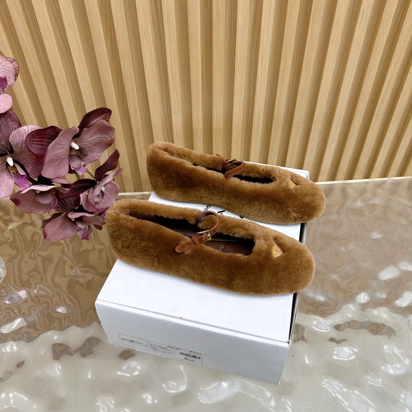 NO:512537,High-version | Prada 5 new products, new style of counter Mary Zhen sandals/single shoes, new series, ——————With the airplane box, upper wool, inner lining, specific mixed-bred sheepskin inner lining, original molded rubber sole, shoe size: 35-42 (customized, 40, 41, 42, no return or exchange) Original counter full set of luxury packaging, fur shoes, prada, sandals, mary jane, sheepskin19860909高版本 | Prada 5 新品 专柜新款玛丽珍凉鞋/单鞋 系列上新 —————配飞机盒 鞋面羊毛  内里特定混种羊皮内里 大底原版开模橡胶底 鞋码:35-42（40、41、42定制不退换） 原版专柜全套豪华包装,毛毛鞋,prada,sandals,mary jane,sheepskin,Women's Shoes