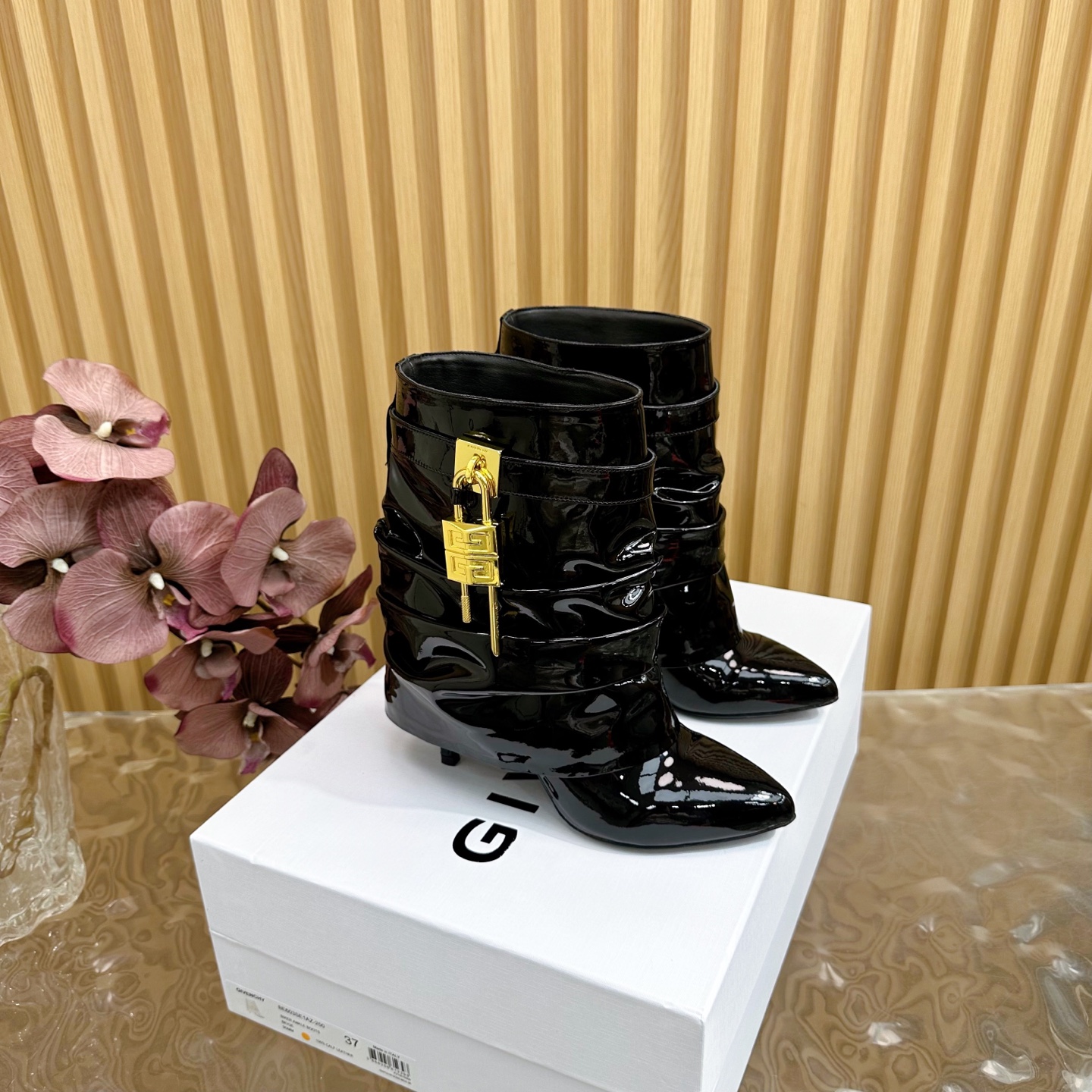 NO:512517,The new and upgraded GIVENCHY Givenchy new fashion boots shiny leather boots The highest restored shoe style Customized pair of private mold lock buckles ————————————— The trouser leg boots that are popular in the fashion circle are Givenchy The classic version has been upgraded repeatedly The original version is developed 1:1, with leather straps on the legs Matched with metal buckles with silver and gold finishes on the sides Asymmetric 4G LOGO metal padlock Fabric cowhide/paper leather (9 inches - heel height 9.5cm) Lined sheepskin Size 35~43 (40, 41, 42, 43 custom made without return) Packaging: High-end Givenchy full set of original packaging, boots, given, given, given, boots, cowhide, sheepskin19860909全新升级最高版本GIVENCHY纪梵希新款时尚长靴亮泽皮革靴 最高还原度鞋型 定制对版私模锁扣 ————————— 风靡时尚圈的裤腿靴,非纪梵希莫属 经典版型一再升级 原版1:1开发,腿部饰有皮革束带 搭配金属扣侧面饰有银色和金色饰面 不对称4G LOGO金属挂锁 面料牛皮/漆皮（9寸—跟高9.5cm） 衬里羊皮 码数35～43（40、41、42、43定做不退换） 包装:高档纪梵希全套原版包装,靴子,givenchy,givenchy,boots,cowhide,sheepskin,Women's Shoes