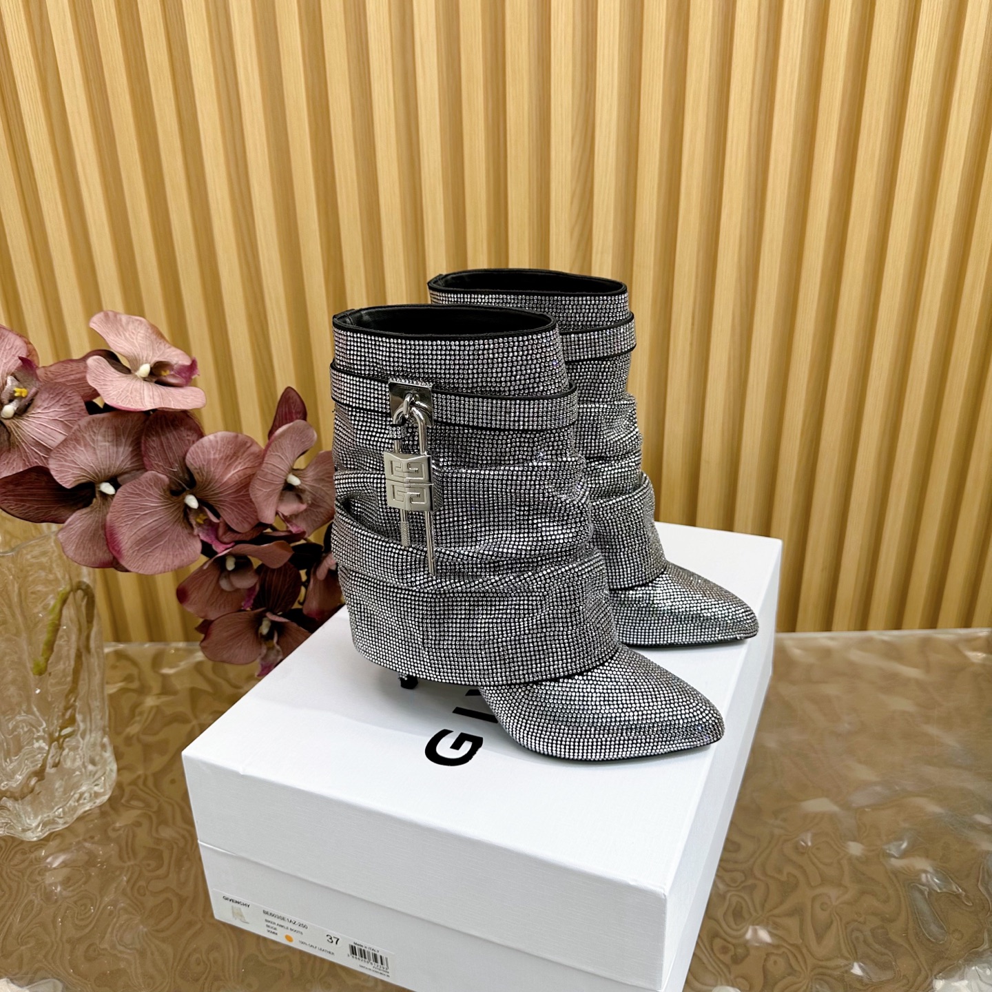 NO:512525,The new and upgraded GIVENCHY Givenchy new fashion boots shiny leather boots The highest restored shoe style Customized pair of private mold lock buckle ————————————— The trouser leg boots that are popular in the fashion circle are Givenchy The classic version has been upgraded repeatedly The original version is developed 1:1, with leather straps on the legs Matched with metal buckles with silver and gold finishes on the sides Asymmetric 4G LOGO metal padlock Fabric hot diamond (9 inches - 9.5cm heel height) Lined sheepskin Size 35~43 (40, 41, 42, 43 custom made without return) Packaging: High-end Givenchy full set of original packaging, boots, given, given, given, boots, sheepskin19860909全新升级最高版本GIVENCHY纪梵希新款时尚长靴亮泽皮革靴 最高还原度鞋型 定制对版私模锁扣 ————————— 风靡时尚圈的裤腿靴,非纪梵希莫属 经典版型一再升级 原版1:1开发,腿部饰有皮革束带 搭配金属扣侧面饰有银色和金色饰面 不对称4G LOGO金属挂锁 面料烫钻（9寸—跟高9.5cm） 衬里羊皮 码数35～43（40、41、42、43定做不退换） 包装:高档纪梵希全套原版包装,靴子,givenchy,givenchy,boots,sheepskin,Women's Shoes