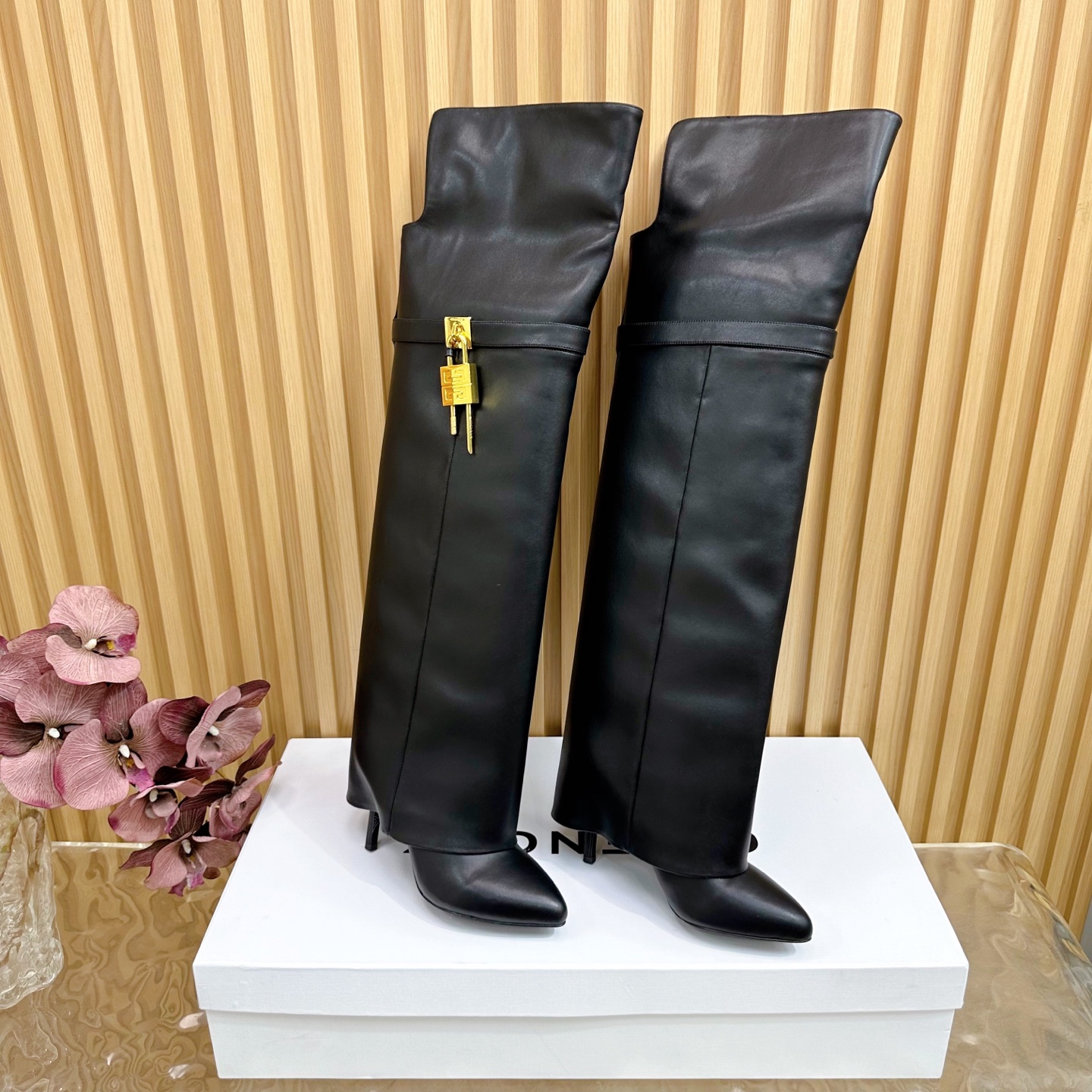 NO:512512,The new and upgraded GIVENCHY Givenchy new fashion boots shiny leather boots, the highest restored shoe style, customized pair of private mold locks, ———————————————— Cowhide The trouser leg boots that are popular in the fashion circle are Givenchy. The classic version has been upgraded repeatedly. The original version is developed 1:1, with leather straps on the legs. The side of the metal buckle is decorated with silver and gold finishes. Asymmetric 4G LOGO metal padlock Fabric cowhide/denim/matte leather (heel height 9.5cm) Lined sheepskin Size 35~43 (40, 41, 42, 43 custom-made, non-refundable) Packaging: High-end Givenchy full set of original packaging, boots, given, given, given, boots, cowhide, sheepskin19860909全新升级最高版本GIVENCHY纪梵希新款时尚长靴亮泽皮革靴 最高还原度鞋型 定制对版私模锁扣 ———————————牛皮 风靡时尚圈的裤腿靴,非纪梵希莫属 经典版型一再升级 原版1:1开发,腿部饰有皮革束带 搭配金属扣侧面饰有银色和金色饰面 不对称4G LOGO金属挂锁 面料牛皮/牛仔布/磨砂皮（跟高9.5cm） 衬里羊皮 码数35～43（40、41、42、43定做不退换） 包装:高档纪梵希全套原版包装,靴子,givenchy,givenchy,boots,cowhide,sheepskin,Women's Shoes