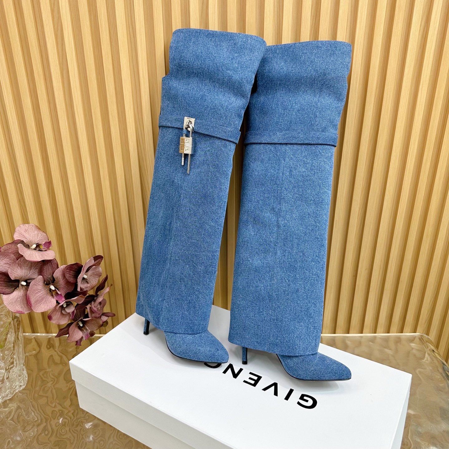 NO:512514,The new and upgraded GIVENCHY Givenchy new fashion boots shiny leather boots, the highest restored shoe style, customized pair of private mold lock buckles ——————————————— Denim The trouser leg boots that are popular in the fashion circle are Givenchy The classic version has been upgraded repeatedly The original version is developed 1:1, with leather straps on the legs Matched with metal buckles with silver and gold finishes on the sides Asymmetric 4G LOGO metal padlock Fabric cowhide/denim/matte leather (heel height 9.5cm) Lined sheepskin Size 35~43 (40, 41, 42, 43 custom made without return and exchange) Packaging: High-end Givenchy full set of original packaging, boots, given, given, given, boots, cowhide, sheepskin19860909全新升级最高版本GIVENCHY纪梵希新款时尚长靴亮泽皮革靴 最高还原度鞋型 定制对版私模锁扣 ———————————牛仔 风靡时尚圈的裤腿靴,非纪梵希莫属 经典版型一再升级 原版1:1开发,腿部饰有皮革束带 搭配金属扣侧面饰有银色和金色饰面 不对称4G LOGO金属挂锁 面料牛皮/牛仔布/磨砂皮（跟高9.5cm） 衬里羊皮 码数35～43（40、41、42、43定做不退换） 包装:高档纪梵希全套原版包装,靴子,givenchy,givenchy,boots,cowhide,sheepskin,Women's Shoes