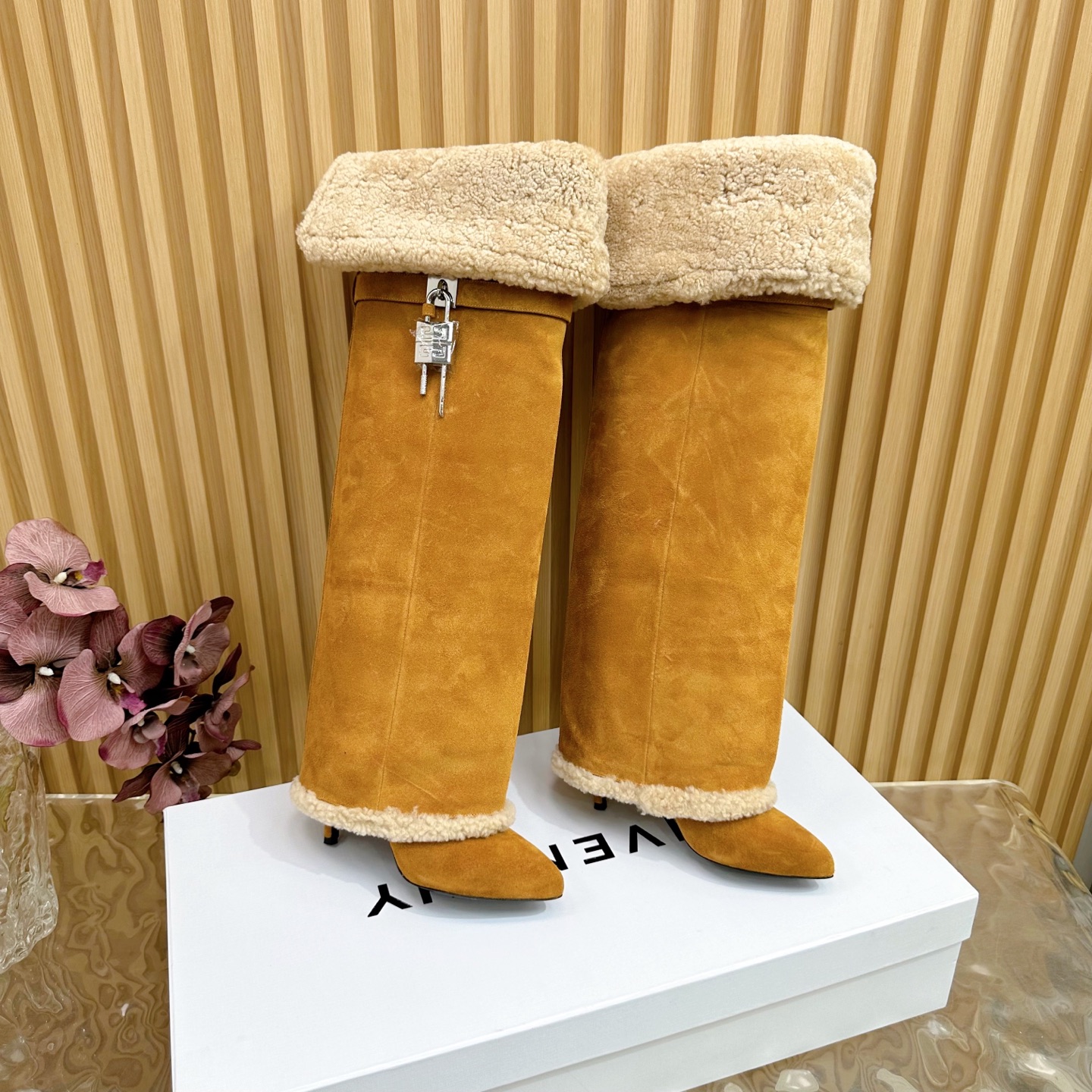 NO:512516,The new and upgraded GIVENCHY Givenchy new fashion boots shiny leather boots, the highest restored shoe style, customized pair of private mold locks, ——————————————————————————————————————————————————————————————————————————————————————————————————————————————————————————————————————————————————————————————————————————————————————————————————————————————————————————————————————————————————————————————————————————————————————————————————————————————————————————————————————————————————————————————————————————————————————————————————————————————————————————————————————————————————————————————————————————————————————19860909全新升级最高版本GIVENCHY纪梵希新款时尚长靴亮泽皮革靴 最高还原度鞋型 定制对版私模锁扣 ———————————磨砂真毛 风靡时尚圈的裤腿靴,非纪梵希莫属 经典版型一再升级 原版1:1开发,腿部饰有皮革束带 搭配金属扣侧面饰有银色和金色饰面 不对称4G LOGO金属挂锁 面料牛皮/牛仔布/磨砂皮（跟高9.5cm） 衬里羊皮 码数35～43（40、41、42、43定做不退换） 包装:高档纪梵希全套原版包装,靴子,givenchy,givenchy,boots,cowhide,sheepskin,Women's Shoes