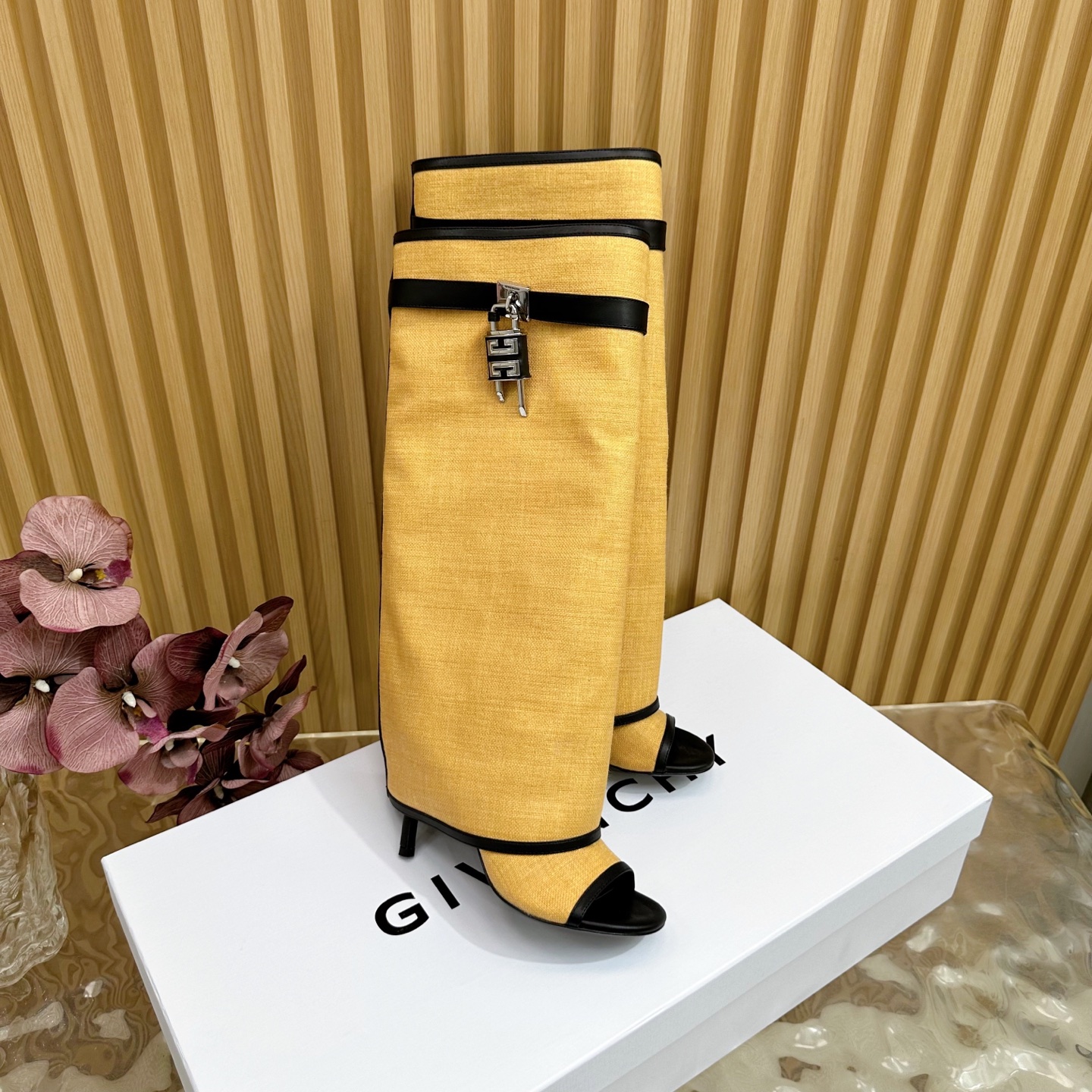 NO:512509,The new and upgraded GIVENCHY Givenchy new fashion boots shiny leather boots The highest restored shoe style Customized pair of private mold lock buckle ————————————————————————————————————————————————— The trouser leg boots that are popular in the fashion circle are only Givenchy The classic version has been repeatedly upgraded The original version is developed 1:1, with leather straps on the legs Matched with silver and gold finishes on the sides Asymmetric 4G LOGO metal padlock The original material of fabric is customized in Taiwan (heel height 9cm) Lined sheepskin Size 35~43 (40, 41, 42, 43 custom-made, non-refundable) Packaging: High-end Givenchy full set of original packaging, boots, given, given, given, boots, sheepskin19860909全新升级最高版本GIVENCHY纪梵希新款时尚长靴亮泽皮革靴 最高还原度鞋型 定制对版私模锁扣 ———————————— 风靡时尚圈的裤腿靴,非纪梵希莫属 经典版型一再升级 原版1:1开发,腿部饰有皮革束带 搭配金属扣侧面饰有银色和金色饰面 不对称4G LOGO金属挂锁 面料原版材料台湾定制的编织（跟高9cm） 衬里羊皮 码数35～43（40、41、42、43定做不退换） 包装:高档纪梵希全套原版包装,靴子,givenchy,givenchy,boots,sheepskin,Women's Shoes