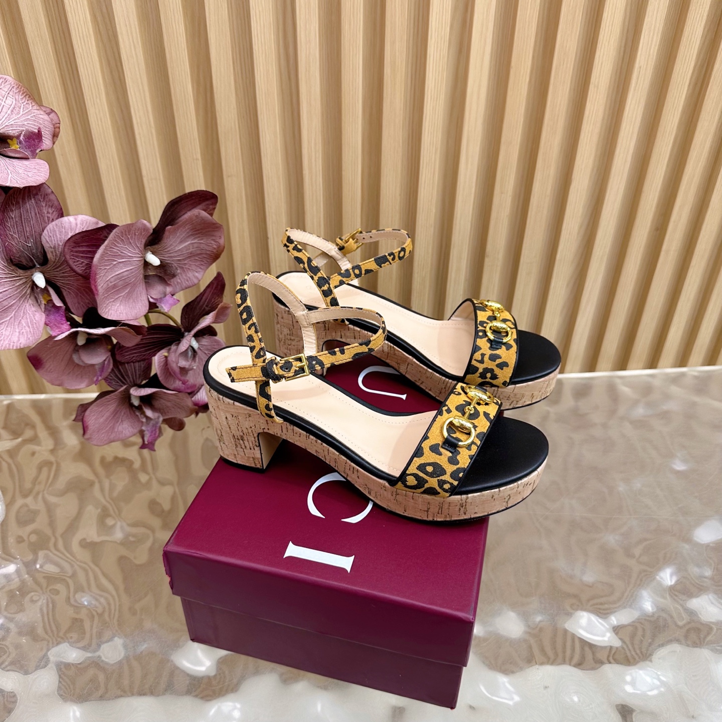 NO:512506,Gucci/Gucci classic horse-biting wedge sandals G home iconic horse-biting encounters fashionable wooden sole wedges ——————————————————————— A fashion feast that combines both gorgeous and comfortable is here to begin. This pair of sandals is a passionate collision between classic and modern. Every step is a confident expression of Italian style. Cleverly lengthen the leg lines to enhance the overall temperament and allow you to easily show your elegant posture while walking. The thick sole design increases stability and makes you walk more comfortable and don’t tiring your feet. The fabric is made of horsehair. The inner foot pads are all lambskin. The imported leather sole from Italy. Heel height is 7cm size35-39 (customized by 40/41/42), high heels sandals, gucci, gucci, gucci, sandals, high heels, sheepskin, Leather soles19860909Gucci/古驰经典马衔扣坡跟凉鞋 G家标志性马衔扣 邂逅时髦木底坡跟 ———————————— 一场华丽与舒适兼得的时尚盛宴就此开启. 这双凉鞋 是经典与现代的激情碰撞 每一步都是意式风尚的自信表达. 巧妙拉长腿部线条 提升整体气质 让你在行走间轻松展现优雅姿态 厚底设计增加稳定性 行走更自在 不累脚. 面料采用马毛 内里垫脚均为小羊皮 意大利进口真皮大底 跟高7cm size35-39（40/41/42定制）,高跟鞋凉鞋,gucci,gucci,gucci,sandals,high heels,sheepskin,Leather soles,Women's Shoes