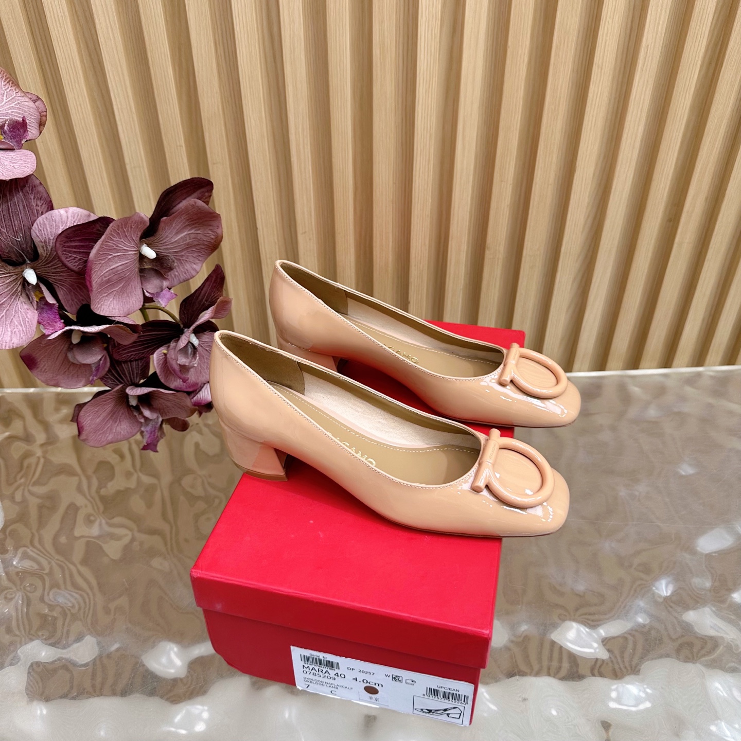 NO:512494,FERRAGA*OFLA*MU New Oversized Gancini Horseshoe Button Mary Jane Shoes!  ——————————————————————— The same style of Fila Mary Jade shoes from Gao Yuanyuan, the classic horseshoe buckle is inlaid on the upper, which can accurately embellish it!  Paired with a low heel design, you won’t be tired of your feet for a day. Original soft cow patent leather/Yangjing leather/Calf leather inner sheepskin inner footbed. Outsole original genuine leather outsole. Heel height 4.5cm, size 34-41 (34.40.41 custom made without return or exchange), single shoes, ferragamo, mary jane, cowhide, sheepskin, sheep, Leather soles19860909FERRAGA*O菲拉*慕新款超大号Gancini马蹄扣玛丽珍鞋！ ————————————— 高圆圆同款菲拉家的玛丽珍鞋,经典马蹄扣镶嵌于鞋面,可以精准的做好点缀！搭配低跟设计,暴走一天也不累脚 面料原版软牛漆皮/羊京皮/小牛皮 内里羊皮内里垫脚. 大底原版真皮大底. 跟高4.5cm 码数34-41（34.40.41定做不退换）,单鞋,ferragamo,mary jane,cowhide,sheepskin,sheep,Leather soles,Women's Shoes