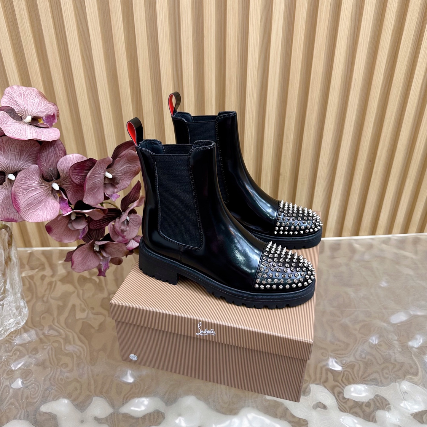 NO:512491,Classic hot product. 2025 Autumn and Winter Christian Louboutin Autumn and Winter rivets and short boots original development high-quality counter new products ——————————————— The original cover is full and handsome boot shape, toe rivet design, top-level craftsmanship double-layer black and red color combination combination, color gloss texture is completely comparable to the authentic one, various craftsmanship and celebrity street photography are all selling points, and it is also the reason why our factory strongly recommends it!  Material Yangjing/Opening beads, inner foot pads, full sheepskin, top-level craftsmanship is not something that ordinary factories can do, big sole combination, two-color rubber sole, configuration, counter original packaging Szie: 35-40 (41 can be customized), boots, boots, sheepskin, sheep19860909经典爆款.2025 秋冬Christian Louboutin秋冬款 铆钉 短靴原版开发高品质专柜新品 ———————————— 原版套宣饱满帅气靴形、鞋头铆钉设计、配加顶级工艺双层黑红配色组合大底、色度光泽质感完全媲美正品、种种工艺加上明星上脚·名人街拍都是爆卖点、也是本厂强烈推荐的理由！ 材质羊京/开边珠 内里垫脚全羊皮 顶级工艺不是一般工厂可做到的 大底组合双色橡胶大底 配置专柜原版包装 Szie: 35-40（41可订做）,靴子,boots,sheepskin,sheep,Women's Shoes