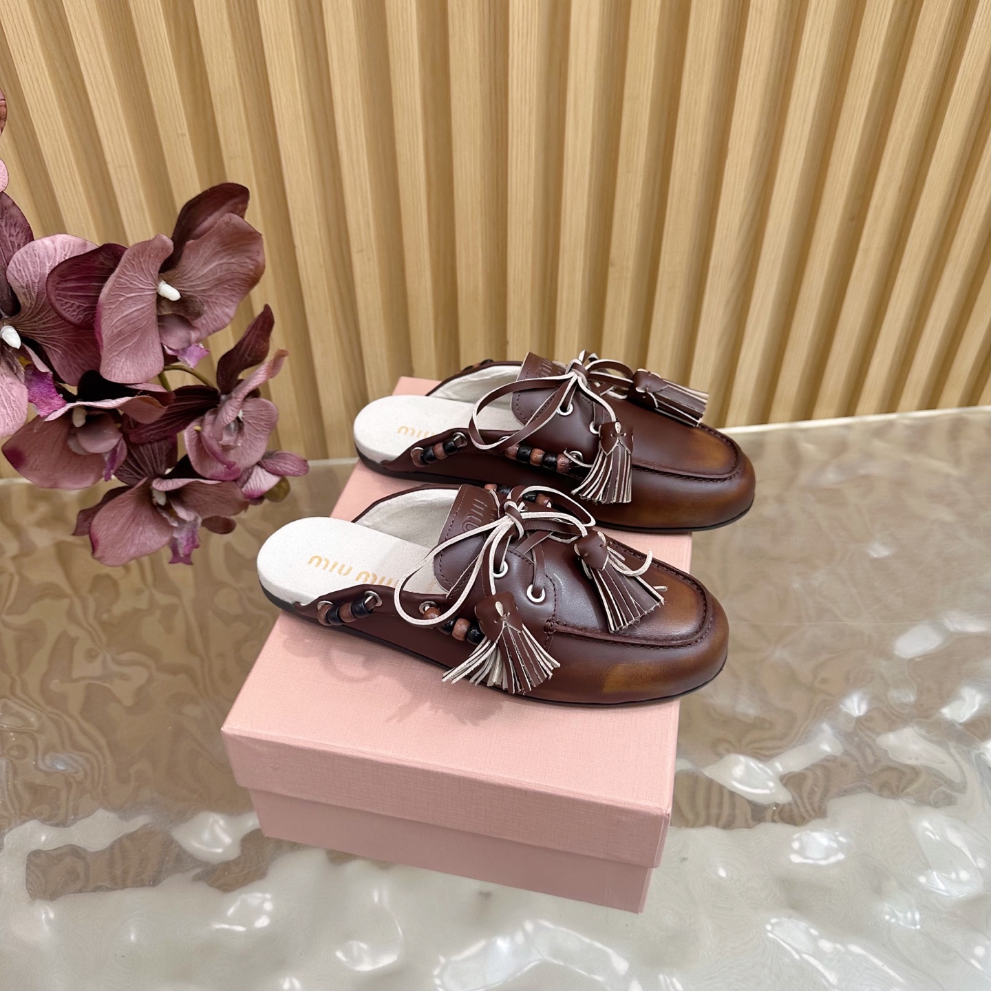 NO:512499,MiuMiu 2025 color-tie corn flat beanie shoes, tassel show new style. Retro leather shoes, loafers, beanie shoes ————————————————————————————————————————————————————————————————————————————————————————————————————————————————————————————————————————————————————————————————————————————————————————————————————————————————————————————————————————————————————————————————————————————————————————————————————————————————————————————————————————————————————————————————————————————————————————————————————————————————————————————————————————————————————————————————————————————————————  Super heavy every pair is a unique polished color. The upper is made of old cowhide/frosted leather. Inner sheep. Original outsole. Size 34-41 (customized by 34.40.41), semi-torch, miumiu, loafers, cowhide19860909MiuMiu缪缪2025擦色系带鸡眼平底豆豆鞋 流苏走秀新款 .复古小皮鞋乐福鞋 豆豆鞋 —————————半拖260 单鞋 复古时尚 简约高级 随意搭配 上脚非常舒适,年度必入款！超级重每一双都是独一无二的擦色 鞋面原版做旧牛皮/磨砂皮 内里羊里 大底原版大底 码数34-41码（34.40.41定制）,半拖,miumiu,loafers,cowhide,Women's Shoes