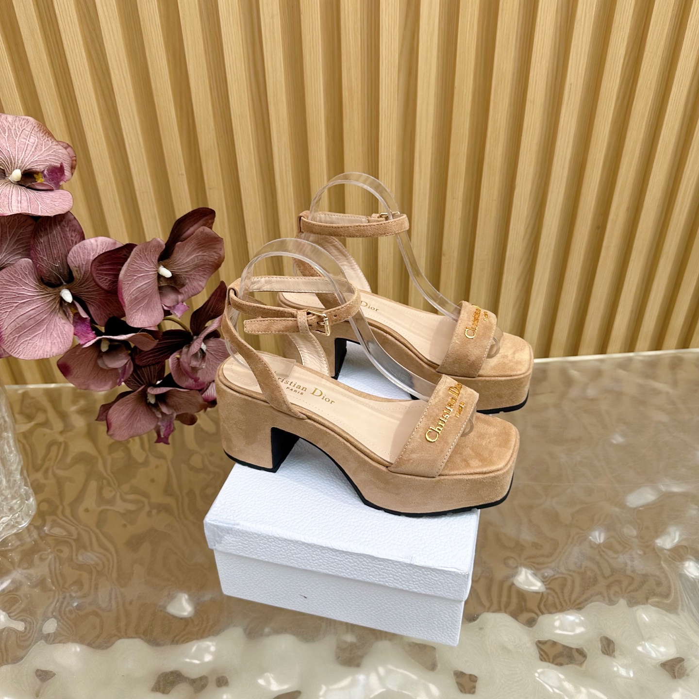 NO:512493,2025 new Dior/Dio new letter embroidered sandals thick sole ———————————————————— Thick sole blends wood, rubber and cork, carefully engraved Christian Dior lucky star symbol, full of details and casual elegance. Whether it is a comfortable stroll on a beach vacation or a fashionable street on the urban street, it is your ideal match. Easy to adapt to various styles of this season ———————————————————————————————— The fabric is made of Yangjing, the inner foot pads are all sheepskin, the original mold-open custom sole, heel height 8.5cm size35-39 (customized by 40/41), high heels sandals, dior, dior, sandals, high heels, sheepskin, sheep198609092025新款Dior/迪奥新品字母刺绣凉鞋厚底 ————————————— 厚鞋底融合木质 橡胶与软木材质 精心镌刻Christian Dior幸运星符号 细节满满随性间尽显优雅 无论是海滨度假的惬意漫步 还是都市街头的时尚出街 它都是你的理想搭子 轻松适配本季各式造型 —————————————— 面料采用羊京 内里垫脚均为羊皮 原版开模定制大底 跟高8.5cm size35-39（40/41定制）,高跟鞋凉鞋,dior,dior,sandals,high heels,sheepskin,sheep,Women's Shoes