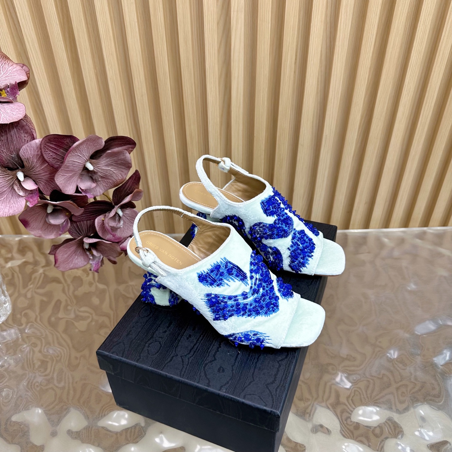 NO:512490,2025 spring and summer new model, the counter is released simultaneously #Dries Von note #DVN #Galaxy Stars wear on the feet No need for too much gorgeous text These are hard to dislike. Super heavy industry beading process, paired with crystal transparent wedge, unambiguous style, a very pioneering sandal ——————————————————————————————————————————————————————————————————————————————————————————————————————————————————————————————————————————————————————————————————————————————————————————————————————————————————————————————————————————————————————————————————————————————————————————————————————————————————————————————————————————————————————————————————————————————————————————————————————————————————————————————————————————————198609092025春夏新款 专柜同步发售#Dries Von noten # DVN #银河繁星穿在脚上 无需过多华丽的文字 这些子很难让人不爱 超重工的钉珠工艺 搭配水晶透明坡跟 一点都不含糊的风格 非常先锋的一款凉鞋 ——————————— 面料重工丝绒串珠 内里羊皮 跟高约5.5cm 大底原版真皮注塑大底 码数35/43（40,41,42,43定制）,半拖高跟鞋,sandals,high heels,sheepskin,Women's Shoes