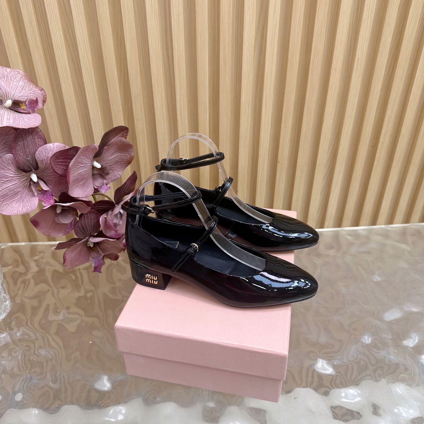 NO:512515,MiuMiu Miu 2025 Spring Show new style, thick-heeled Mary Jane single shoes, ballet shoes ————————————————————— The official spring and summer show new style, fashionable and versatile, super versatile whether worn barefoot or with socks!  Original version one-to-one development, custom imported patent leather upper, inner sheepskin, sole genuine leather sole, heel height 4.5cm, size 34-41 (34.4041 custom made without return), Mary Jane, miumiu, mary jane, sheepskin, socks19860909MiuMiu缪缪2025春走秀新款 粗跟玛丽珍单鞋 芭蕾舞鞋 ————————————— 官方春夏走秀新款,时髦百搭,无论光脚穿还是搭配袜子穿都超级百搭！原版一比一开发 鞋面定制进口漆皮 内里羊皮 鞋底真皮底 跟高4.5cm 码数34-41（34.4041订做不退换）,玛丽珍,miumiu,mary jane,sheepskin,socks,Women's Shoes