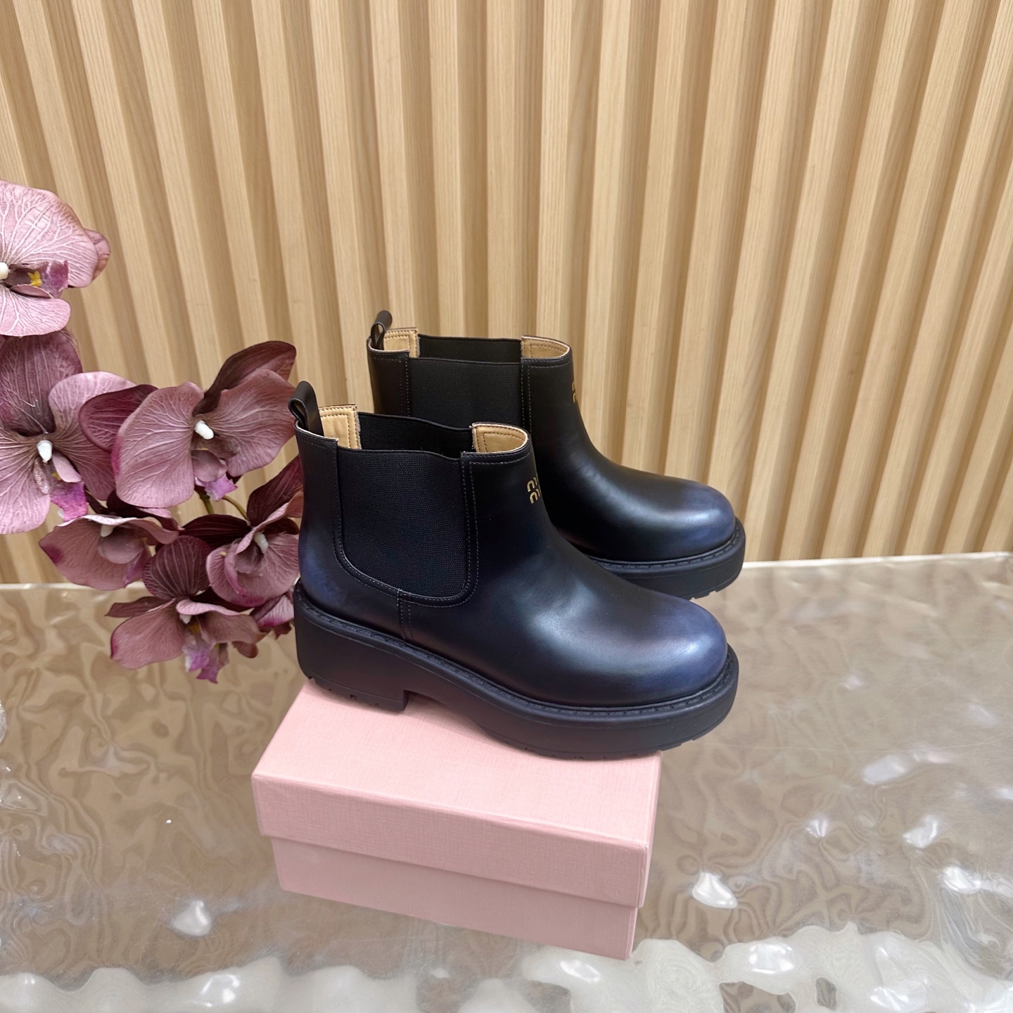 NO:512513,MiuMiu 2025 autumn and winter show new short boots —————————————————————————————— The most worth buying short boots this year, no one!  Major Internet celebrities have put on the foot. Miumiu is a limited edition for autumn and winter this year. The counter is very difficult to buy. It looks very hard and is actually very soft and easy to wear!  Excellent feet feel!  The boots are wide and can be worn with thick legs and thin legs, and they can be loose and look straight!  !  Full of punk style!  4-inch boots Fabric: Italian imported cowhide, inner beef, outsole: Italian integrated molded sole (2 colors) Size 35-41 (40.40 custom made without return or replacement), boots, miumiu, boots, cowhide19860909MiuMiu 缪缪2025秋冬走秀新款小短靴 —————————————— 今年最值得入手的小矮靴 没有之一！各大网红明星上脚 miumiu今年 秋冬限定款 ,专柜非常难买 看着很硬的样子 其实非常软巨好穿！脚感超赞！ 靴筒宽大 不管腿粗腿细 都能穿出宽松感而且非常显腿直！！朋克风十足！ 4寸靴子 面料: 意大利进口牛皮 内里牛里 大底:意大利一体成型大底（2个颜色） 码数35-41（40.40定做不退不换）,靴子,miumiu,boots,cowhide,Women's Shoes