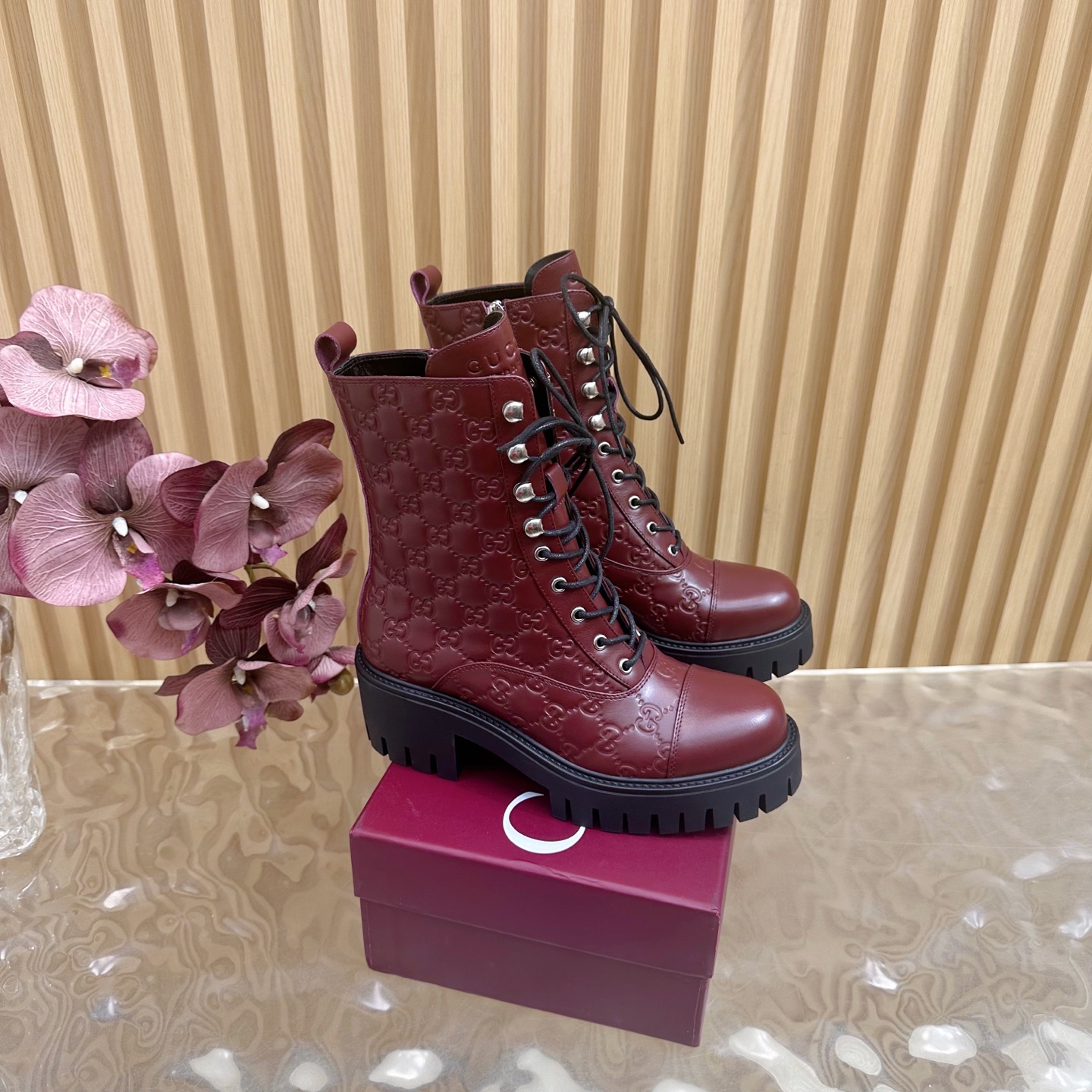 NO:535122,2025 Autumn and Winter Gucci Ss New Double G Embossed Lace-up Mountaineering Martin Boots Women's Knight Ankle Boots Top Quality!  ———————————————————————————————————————————————————————————————————————————————————————————————————————————————————————————————————————————————————————————————————————————————————————————————————————————————————————————————————————————————————————————————————————————————————————————————————————————————————————————————————————————————————————————————————————————————————————————————————————————————————————————————————————————————————————————————————————————————————————————————————————————————————————————————198609092025秋冬 Gucci 古奇ss新款双G压纹系带登山马丁靴 女士骑士踝靴顶级品质！ —————————————— 面料进口古软G G压纹牛皮 内里/垫脚原版定制牛皮里 大底原版开模沟纹模具大底 后跟高6 cm,前鞋底3.5 cm 尺码35-42（404142定制不退换） 这款踝靴采用厚底结构,结合个性十足的沟纹鞋底,提供稳固支撑的同时,更赋予整个鞋型现代精致格调系带风格不禁令人想起徙步登山造型,搭配标志性双G压纹皮精心制作,彰显品牌隽永优雅的美学风格,靴子,gucci,boots,cowhide,Women's Shoes