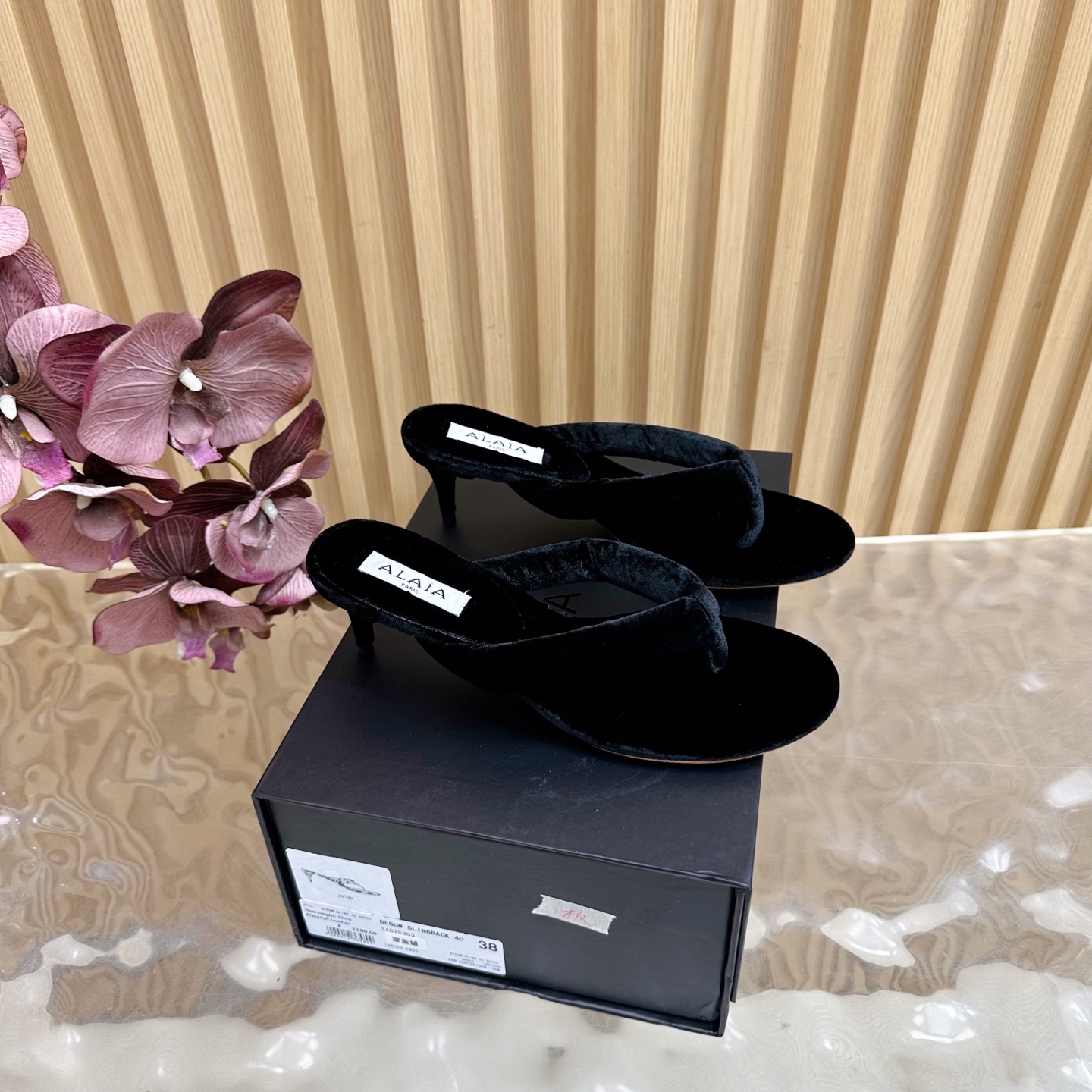 NO:535113,2025 counter new catwalk ALAIA｜French high-end first-tier high-end brand new retro velvet super beautiful feet sandal super fairy ———————————————————————————————————————————————————————————————————————————— AzzedineAlaia: The last craftsman in the fashion industry, the king of cutting that only shows the curve of women's body. Alaia, alaia, sandals, sheepskin198609092025专柜新款走秀款ALAIA｜法国高端一线高定品牌 新款复古丝绒 超级好看的夹脚 凉鞋超仙女 —————————————— AzzedineAlaia:时尚界最后的手艺人 只忠于展现女性身体曲线的裁剪之王 始创于1979年的品牌Alaia 一直主售时装感十足的型格女鞋 鞋面复古丝绒 内里羊皮 鞋底原版真皮注塑大底（5cm） 码数35-42（40.41.42定制） 包装Alaia原版包装,分趾鞋,alaia,sandals,sheepskin,Women's Shoes