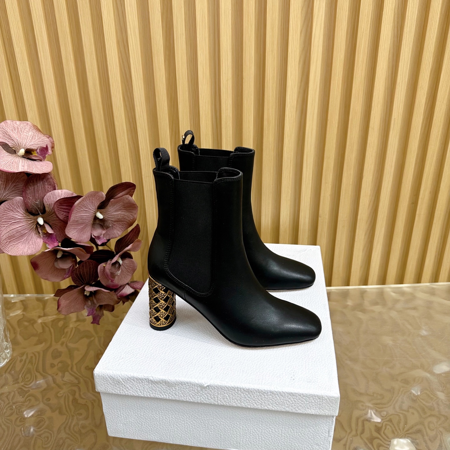 NO:536442,The top version of the counter is updated simultaneously DIOR2025/Autumn and Winter New birdcage heel boot series ————————————————————————— Continue the eternal classic of D’s family!  This shoe is low-key and gorgeous, sexy and not ostentatious. The shoe style is a delicate style that everyone loves. It looks very slim. The entire curve of the side perfectly shows the curve of the foot. It has both mature and feminine taste and a hint of lively and girlishness. It looks so good on the feet. It is worth recommending Go material, upper Yangjing/cowhide, mixed-bred sheepskin, outsole imported Italian cowhide, heel height 3.5cm/8cm, size 34–42 (34/40/41/42 custom-made, non-return and exchange), boots, dior, dior, boots, cowhide, sheepskin, sheep19860909顶部版本专柜同步更新 DIOR2025/ 秋冬 新款鸟笼跟短靴系列 ——————————— 延续D家永恒经典！这款鞋低调不失华丽 性感又不显张扬 鞋型是大家都爱的秀气款 非常非常显瘦 侧面整个弧度将脚部曲线完美展现 既有成熟女人味 又不乏一丝活泼少女感, 上脚也太好看了,值得推荐 Go 材质 鞋面羊京/牛皮 内里混种羊皮 大底意大利进口牛皮大底 跟高3.5cm/8cm 码数34–42（34/40/41/42定制不退换）,靴子,dior,dior,boots,cowhide,sheepskin,sheep,Women's Shoes