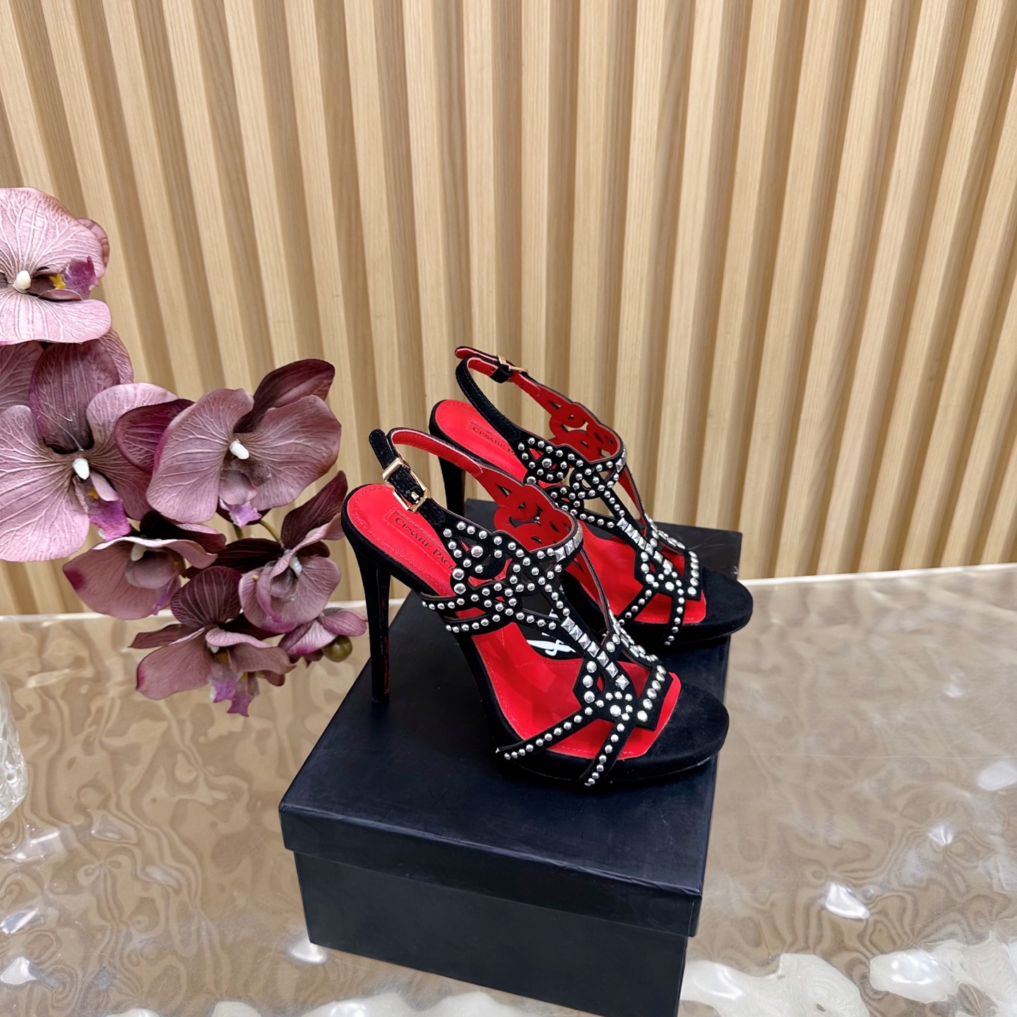 NO:536420,If you have to be tired of high heels, then I want Cesare Paciotti 'The sharp blade that inserts the heart' Cesare Paciotti Dagger high heels out of print and heavy money to open the mold, the correct version technology The complete series of products will be released one after another If you have to be guilty of high heels I hope it is Cesare Paciotti upper Yangjing/rivet inner cowhide footbed cowhide heel height 12cm Size 35-43 (40.41.42.43 order), high heels, cowhide, sheep19860909如果一定要受高跟鞋的累 那我就要Cesare Paciotti “插入心脏的利刃” Cesare Paciotti 匕首高跟鞋 绝版重金开模,对版工艺 全系列产品陆续发售 如果一定要受高跟鞋的罪  我希望是Cesare Paciotti 鞋面羊京/铆钉 内里牛皮 垫脚牛皮 跟高12cm 码数35-43（40.41.42.43订）,高跟鞋,high heels,cowhide,sheep,Women's Shoes