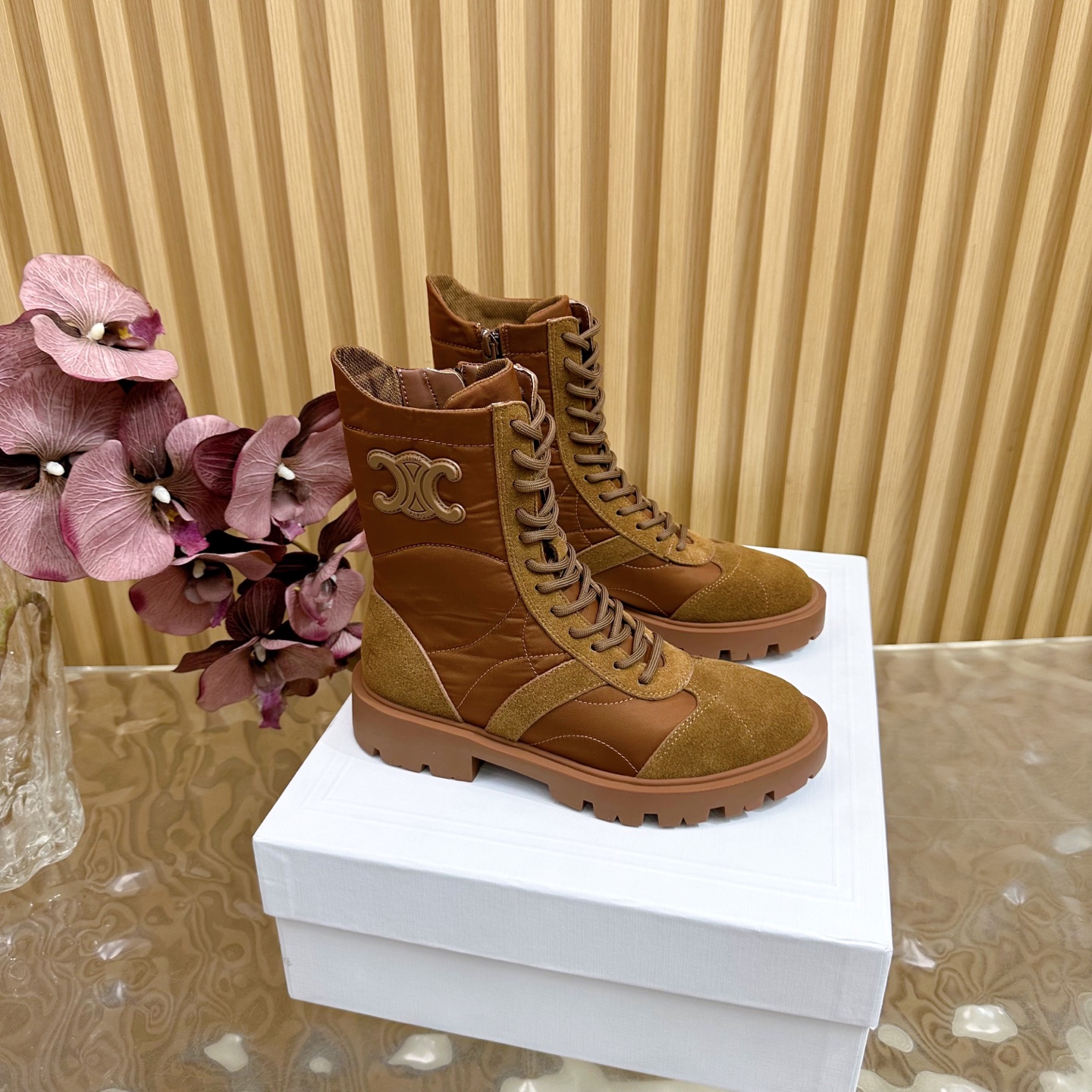 NO:536920,2025 counter synchronizes the new autumn and winter models Celine｜Celine 25 autumn and winter new thick-soled Martin boots! —————————————— Super handsome and cool! Delicate and handsome. With jeans, it is definitely a must-have item this autumn and winter! Material Customized upper imported Yangjing The inner foot pads are all sheepskin Original molded tpu outsole Size35-41 (40 41 customized), boots, celine, boots, sheepskin, sheep198609092025 專櫃同步秋冬新款 Celine｜賽琳25秋冬新品厚底踢不爛馬丁靴！ ———————————— 上腳超級帥氣超級酷！秀氣又不失帥氣.配牛仔褲絕絕子絕對是今年秋冬必火的一款單品！ 材質 鞋面定制進口羊京 内里垫脚均为羊皮 原版开模tpu大底 Size35-41（40 41 定制）,靴子,celine,boots,sheepskin,sheep,Women's Shoes