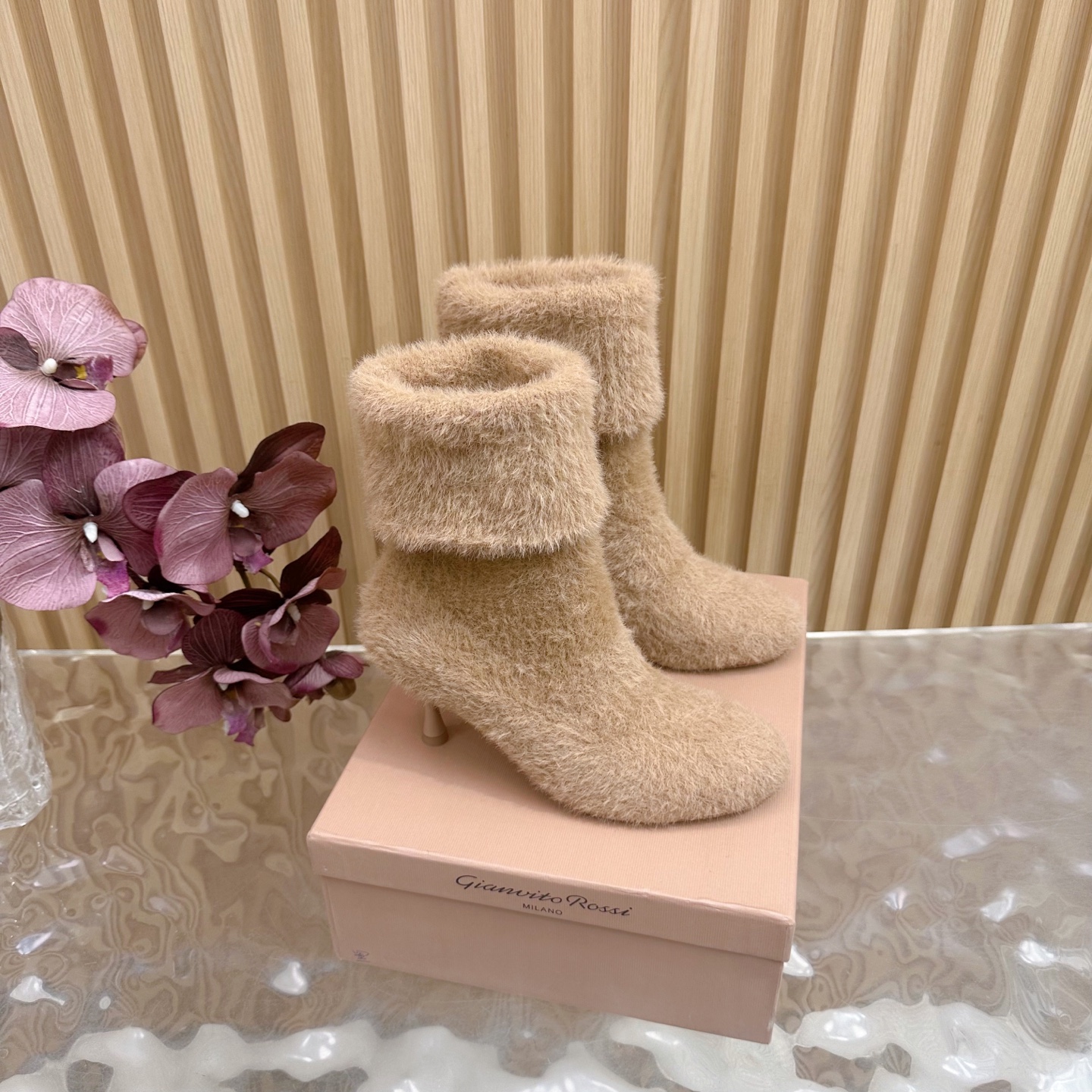 NO:536908,Gianvito Rossi 2025 new pointed ankle boots High heel boots —————————————— It appears like the brightest stars in the night sky. Classic style, eternal charm, and electric embroidery patterns add a dreamy color to it. Every step comes out of confidence and elegance, as if telling the immortal legend of fashion. Having it is the whole day of fashion. ___________________________________________________________ * Upper stretch fleece * Foot pad Sheepskin * Sole genuine leather soles * Heel height 8cm * Size: 34–42 (34 40 41 42 Custom made non-return), boots, boots, sheepskin, Leather soles19860909Gianvito Rossi 2025新款尖头踝靴 高跟短靴 ———————————— 它的出现就像夜空中最璀璨的星辰 经典的款式,永恒的魅力,电绣的图案更是为其增添了梦幻的色彩 每一步都踏出自信与优雅,仿佛在诉说着时尚的不朽传奇.拥有它,便是拥有了整个时尚的每一天. _____________________________ * 鞋面 弹力绒 * 垫脚 羊皮 * 鞋底 真皮大底 * 跟高 8cm * 码数:34–42（34 40 41 42 定做不退换）,靴子,boots,sheepskin,Leather soles,Women's Shoes