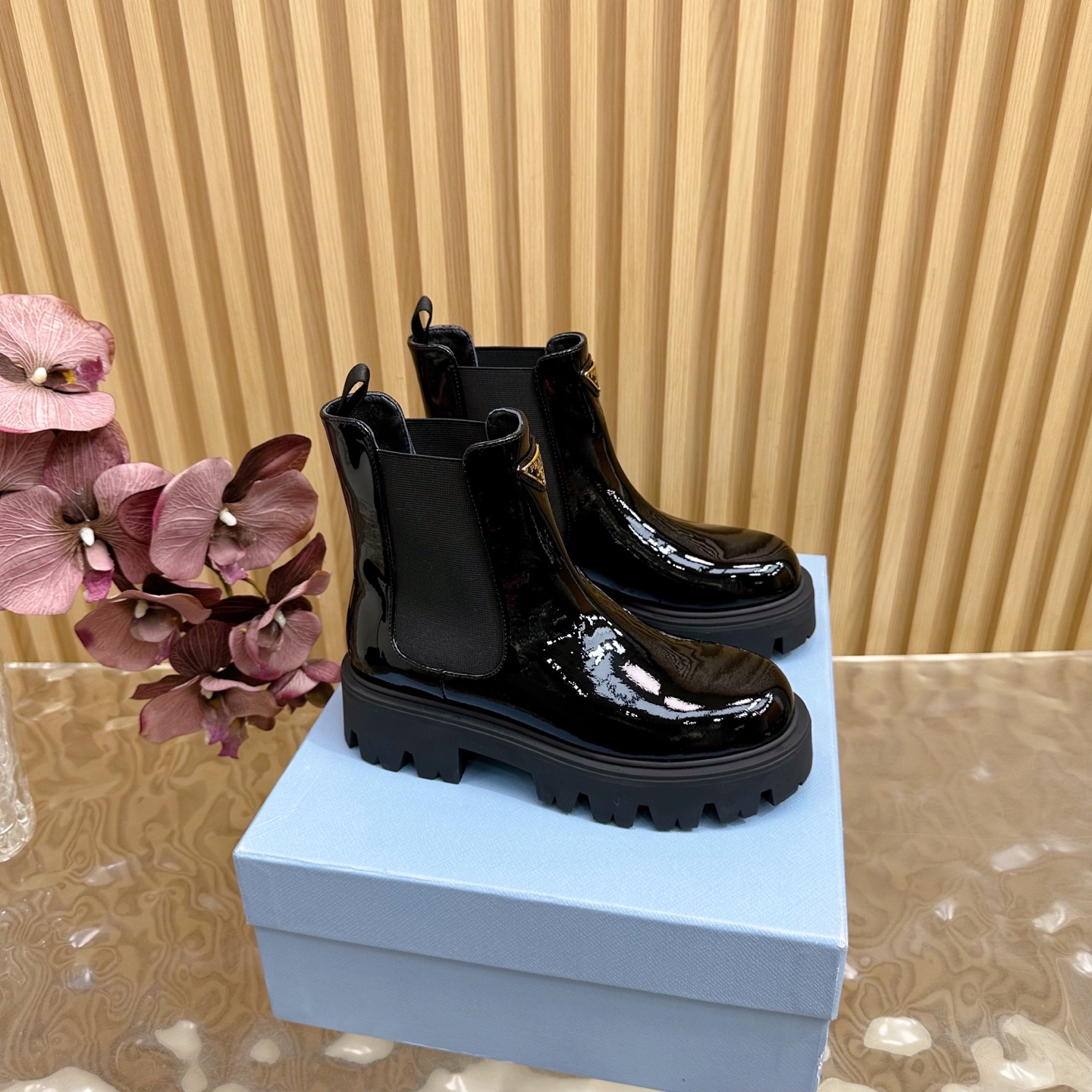 NO:559189,Purchasing agent level Prad*Prada 2025 Autumn and Winter hot classic Chelsea boots Knight boots series —————————————— This upper foot is super good-looking. And it can elongate the legs. Different from the mixed products on the market, the selling point of this model is the genuine leather accommodation outsole. I broke it down at home. ZP, the original 1:1 mold, outsole, any comparison is welcome for comfort and texture. The fabric is original imported patent leather, the lining is imported cowhide lining, the outsole is the original molded ultra-light sole size35-39 [40.41 Customized, non-refundable and non-exchangeable], boots, prada, prada, boots, cowhide19860909代购级别Prad*普拉达2025秋冬爆款经典款切尔西靴骑士靴系列 ————————————— 这款上脚超好看.而且可以拉长腿型市面上鱼龙混杂的货不同,此款卖点在于真皮住宿大底,我家拆烂ZP,原版1:1开模,大底,欢迎任何对比舒适度与质感. 面料原版进口漆皮 内里进口牛皮内里 大底原版开模超轻鞋底 size35-39 [40.41定做不退不換],靴子,prada,prada,boots,cowhide,Women's Shoes