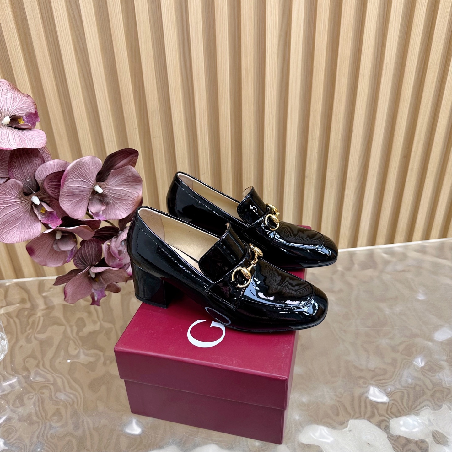 NO:559186,2025 new early spring Gucci series thick heel deep mouth loafers Loafers [end-of-year sprint] the highest version of Mule slip-ons ————————Single shoes As an outstanding representative of design heritage, the horsebit series loafers vividly highlight the classic and elegant style. This shoe is made of brand logo letter letter pattern canvas, inlaid with multi-faceted rhinestones to achieve a timeless classic. The material of this shoe is soft, the corridor shape is exquisite and smooth, highlighting the daily elegance. The fabric is original imported cowhide/patent leather/cloth.  Inner lining/foot pads: Sheepskin lining. Heel height 5.5cm. Outsole. Original Italian genuine leather sole. Sizes 35-42 (40, 41, 42 are custom-made and non-returnable). Packaging counter with a full set of green packaging, loafers, gucci, loafers, cowhide, sheepskin.198609092025早春新款Gucci 系列粗跟深口乐福鞋 乐福鞋【年底冲刺】最高版慕勒便鞋 ——————————单鞋 作为设计传承的杰出代表,马衔扣系列乐福鞋生动彰显经典优雅格调.这款鞋履采用品牌标志信字母图案帆布,镶饰多刻面水钻成就隽永经典这款鞋材质柔软,廊形精致流畅,彰显日常优雅风范,  面料原版进口牛皮/漆皮/布面 内里／垫脚:羊皮里 跟高5.5cm 大底原版意大利真皮底 尺码35-42（40、41、42定做不退换） 包装专柜全套绿色包装,乐福鞋,gucci,loafers,cowhide,sheepskin,Women's Shoes