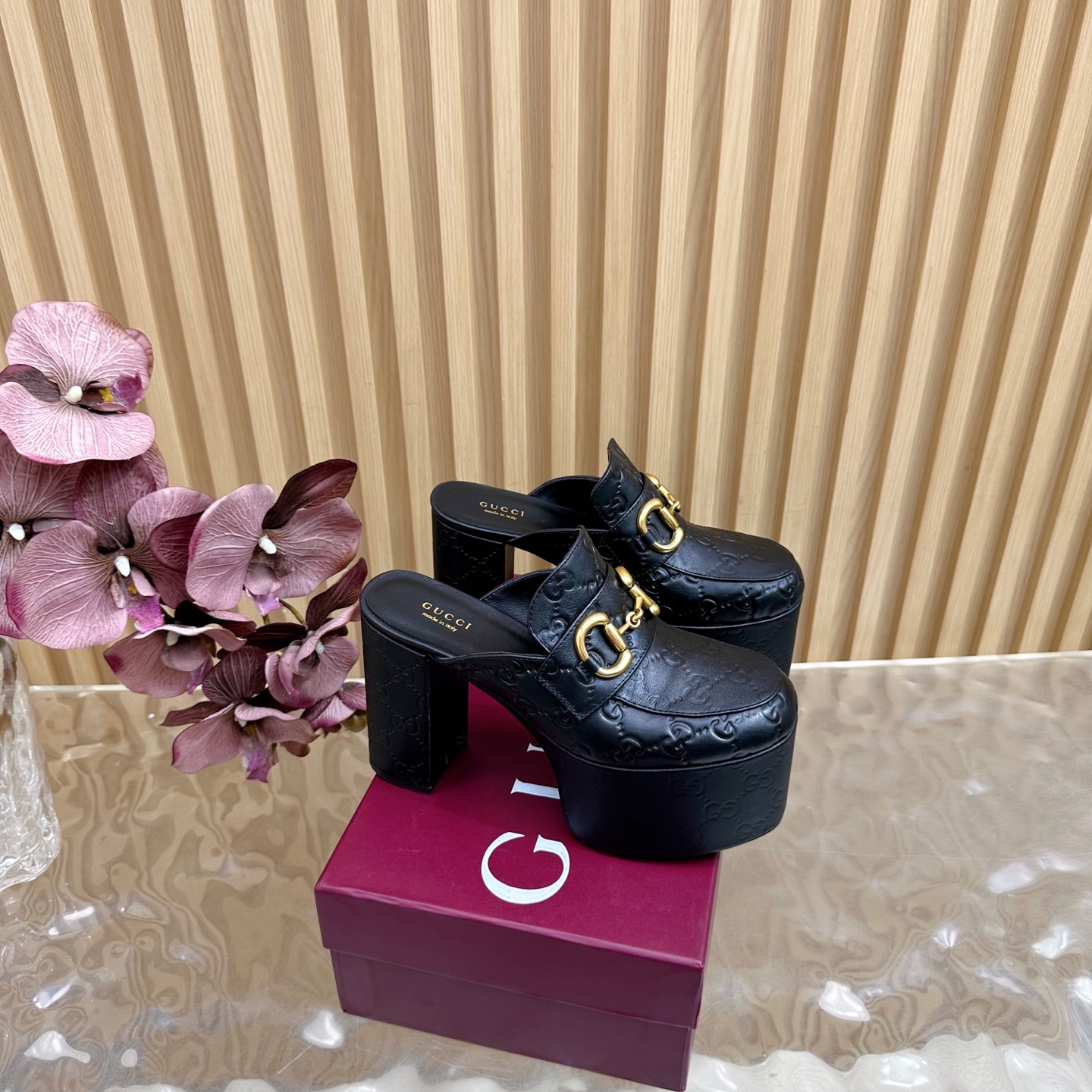 NO:559183,2025 new early spring Gucci series thick-heeled platform toe-toe Mule slippers [year-end sprint] the highest version of Mule slippers ———————————— As an outstanding representative of design heritage, the horsebit series loafers vividly highlight the classic and elegant style. This shoe is made of brand logo letter letter pattern canvas, inlaid with multi-faceted rhinestones to achieve a timeless classic. This shoe is made of soft material, with exquisite and smooth corridor shape, highlighting daily elegance. The fabric is original imported cowhide. Lining/foot pads: sheepskin lining  Heel height 11.6cm, water platform 6cm, outsole, original Italian leather sole, size 35-41 (40, 41 customized, non-refundable), full set of green packaging at the packaging counter, half-drag high heels, gucci, loafers, high heels, slippers, cowhide, sheepskin198609092025早春新款Gucci 系列粗跟水台包头穆勒拖鞋【年底冲刺】最高版慕勒便鞋 ——————————— 作为设计传承的杰出代表,马衔扣系列乐福鞋生动彰显经典优雅格调.这款鞋履采用品牌标志信字母图案帆布,镶饰多刻面水钻成就隽永经典这款鞋材质柔软,廊形精致流畅,彰显日常优雅风范,  面料原版进口牛皮 内里／垫脚:羊皮里 跟高11.6cm水台6cm 大底原版意大利真皮底 尺码35-41（40、41定做不退换） 包装专柜全套绿色包装,半拖高跟鞋,gucci,loafers,high heels,slippers,cowhide,sheepskin,Women's Shoes