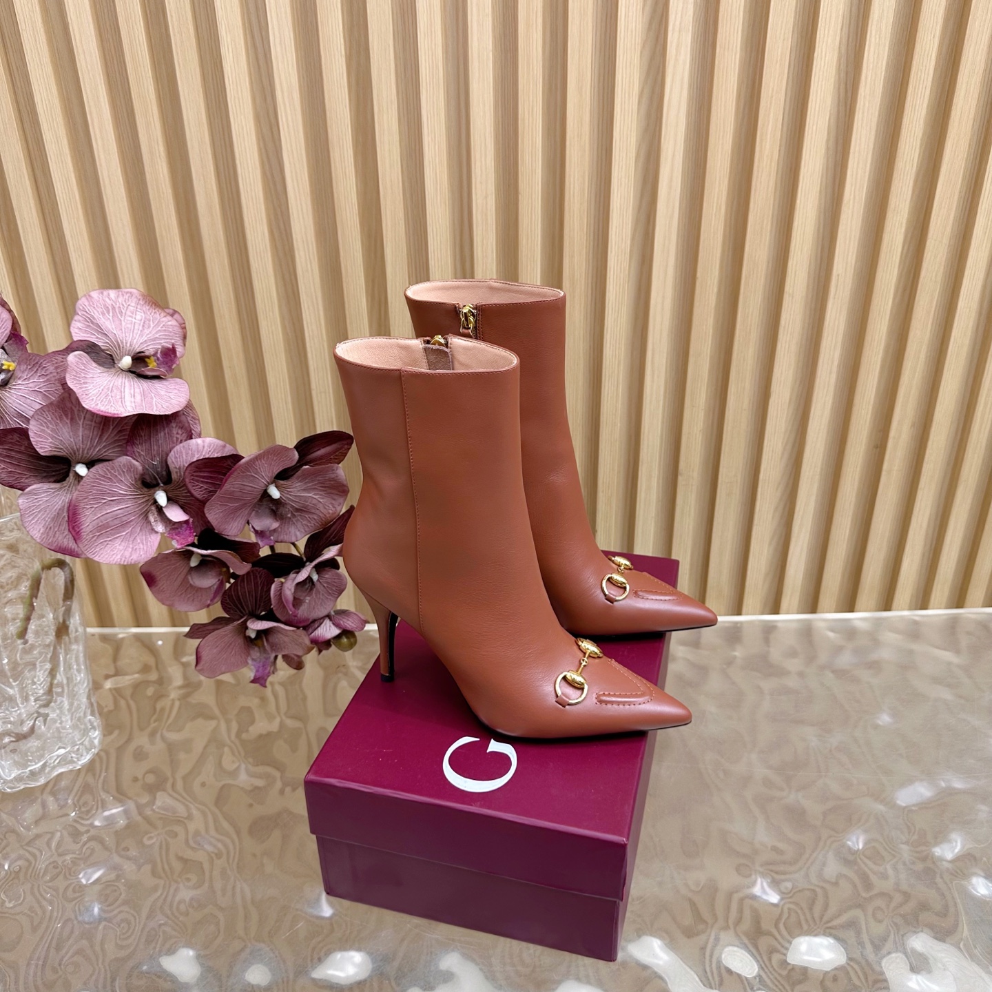 NO:559180,Top version of Gucci high-end boutique early autumn new horsebit short boots ————cloth leather classic thick heel square toe ankle boots original quality! Every detail has been carefully crafted and can be compared with ZG, no second quality!  The fabric is original custom-made imported calf/cloth-covered elastic ancient soft sheepskin. Dongguan Dachang’s mold-opening hardware horsebit. Inner lining/feet high-end customized sheepskin lining. Heel height 10cm. Outsole Italian genuine leather sole. Size 35-42 (40 41 42 customized, non-returnable). Full set of original high-end packaging!  ,boots,gucci,boots,sheepskin19860909顶级版本Gucci高端精品 早秋新款马衔扣短靴 ————————布面 皮面 经典粗跟方头踝靴原汁原味原单品质!每个细节皆经过精心细致打造,可与ZG对比如一,无二品质！ 面料原版定制进口小牛/布面弹力古软羊皮 东莞大厂开模五金马衔扣 内里／垫脚高端定制羊皮里 跟高10cm 大底意大利真皮底 尺码35-42（40 41 42定做,不退换） 全套原板高端包装！,靴子,gucci,boots,sheepskin,Women's Shoes