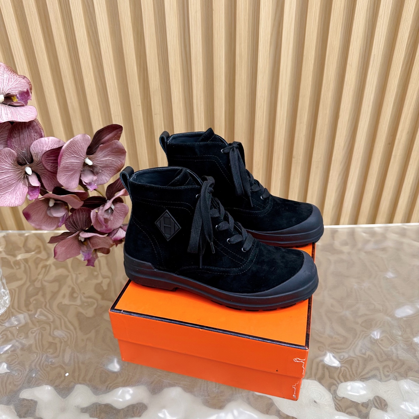 NO:559177,Hermès/Hermès 25WF new Kooler casual boots. This pair of boots is a perfect masterpiece of fashion and comfort. ———————————— The lace design is ingenious and unique. It not only adds casualness, but can also adjust the tightness freely to fit each unique foot shape. The high-top shape not only provides intimate protection for the ankles, but also easily creates a cool street style or a casual and lazy style. Whether you are strolling on the streets of a bustling city or walking through arty alleys. Kooler  Ankle boots can become the focus of fashion under your feet, letting every step bring out the unique elegance and style of Hermès. The fabric is made of original customized cotton canvas, the inner foot pads are all sheepskin, and the original molded custom anti-slip outsole size35-39 (customized 40/41), boots, hermes, hermes, boots, sheepskin19860909Hermès/爱马仕25WF新品Kooler休闲短靴 这双短靴是时尚与舒适的完美杰作 ———————————— 系带设计巧妙又独特 不仅增添了随性不羁 还能自由调节松紧 贴合每一双独一无二的脚型. 高帮造型 既为脚踝提供贴心保护 轻松塑造街头酷感或休闲慵懒风. 无论是漫步在繁华都市的街头 还是穿梭于充满艺术气息的小巷 Kooler 踝靴都能成为你脚下的时尚焦点 让每一步都踏出爱马仕独有的优雅与格调. 面料采用原版定制棉质帆布 内里垫脚均为羊皮 原版开模定制防滑大底 size35-39（40/41定制）,靴子,hermes,hermes,boots,sheepskin,Women's Shoes