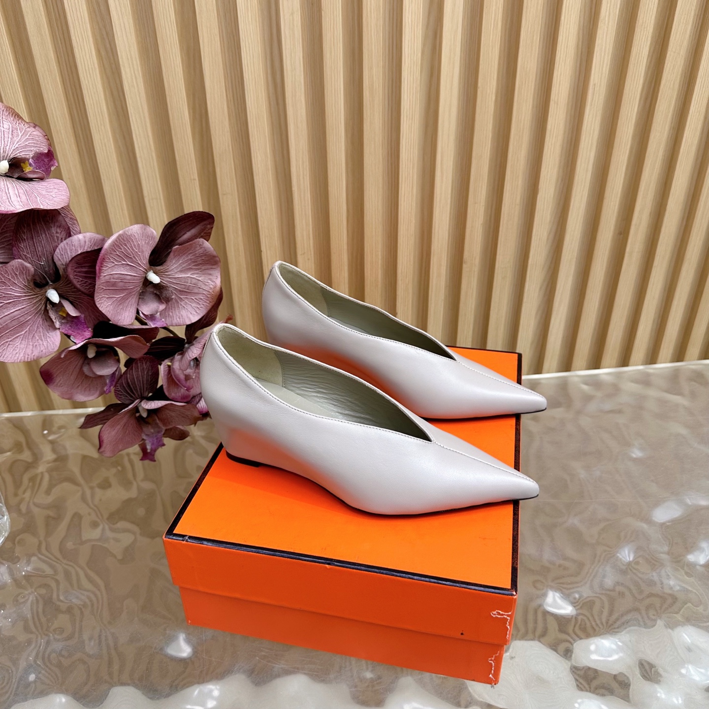 NO:559174,2025 new Hermès/Hermès new pointed-toe V-mouth wedge shoes —————————————— This pair of shoes reshapes the elegant silhouette with concise lines. The craftsmanship of the Italian workshop is devoted to every inch of leather. The delicate touch and stiff shoe shape form a wonderful balance, showing a calm aura when walking. The deep and narrow V-mouth naturally extends along the instep, like a precisely cut light and shadow, visually elongating the leg line. With a neat pointed toe design. Fabric cowhide/Yangjing  The inner foot pads are all sheepskin. The genuine leather outsole imported from Italy. Heel height 5cm, size 35-39 (customized 40/41), single shoes, hermes, hermes, cowhide, sheepskin, sheep, Leather soles198609092025新款 Hermès/爱马仕新品尖头V口坡跟单鞋 ————————————— 这双单鞋以凝练线条重塑优雅轮廓 意大利工坊的匠艺倾注于每一寸皮 细腻触感与挺括鞋型形成绝妙平衡 行走间尽显从容气场. 深窄V口沿脚背自然延伸 如精准剪裁的光影 将腿部线条视觉拉长 搭配利落尖头设计 面料牛皮/羊京 内里垫脚均为羊皮 意大利进口真皮大底 跟高5cm size35-39（40/41定制）,单鞋,hermes,hermes,cowhide,sheepskin,sheep,Leather soles,Women's Shoes