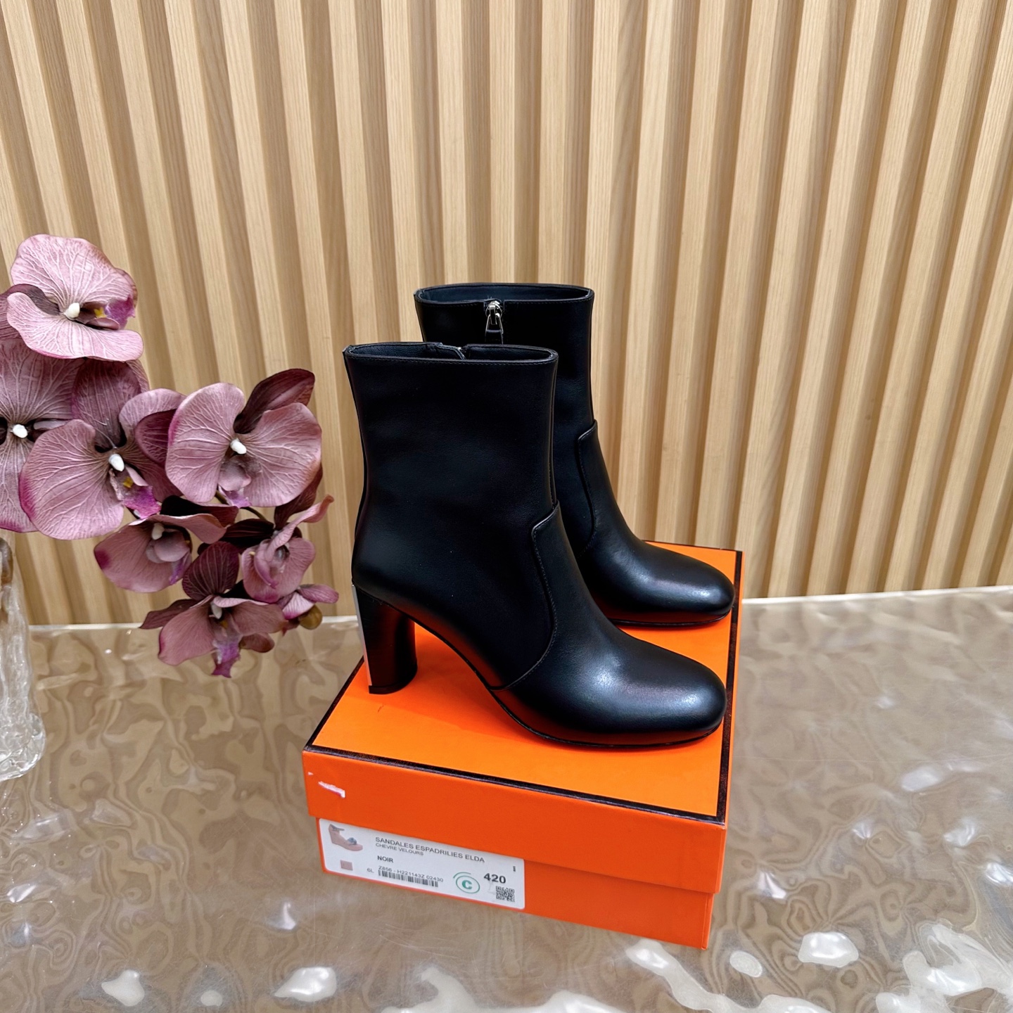 NO:559171,2025 new autumn and winter Hermès/Hermès new retro minimalist iron thick heel short boots one-step ———————————————— This pair of retro minimalist boots uses a concise silhouette to find the perfect balance between nostalgia and modernity. It is extremely simple to interpret the fashion philosophy of “less is luxury” and has become a stylish item in the autumn and winter wardrobe. The 7cm thick heel has been repeatedly adjusted at an angle of inclination, taking into account the upright aura of high heels and the stable feel of flat shoes.  It is paired with a silhouette coat to interpret urban power aesthetics. The fabric is made of sheep leather/cow leather. The inner pads are all sheepskin. The outsole is genuine leather outsole imported from Italy. size35-39 (customized at 40/41/42), boots, hermes, hermes, boots, flats, high   heels,cowhide,sheepskin,sheep,Leather soles198609092025秋冬新款 Hermès/爱马仕新品复古极简 铁片粗跟短靴 一脚蹬 —————————————— 这双复古极简短靴以凝练轮廓 在怀旧与摩登间找到完美平衡 极简便诠释出“少即是奢”的时尚哲学 成为秋冬衣橱里的风骨单品. 7cm粗跟经反复调校倾斜角度 兼顾高跟鞋的挺拔气场与平底鞋的稳健脚感 搭配廓形大衣演绎都市权力美学 面料采用羊京/牛皮 内里垫脚均为羊皮 大底意大利进口真皮大底 size35-39（40/41/42定制）,靴子,hermes,hermes,boots,flats,high heels,cowhide,sheepskin,sheep,Leather soles,Women's Shoes