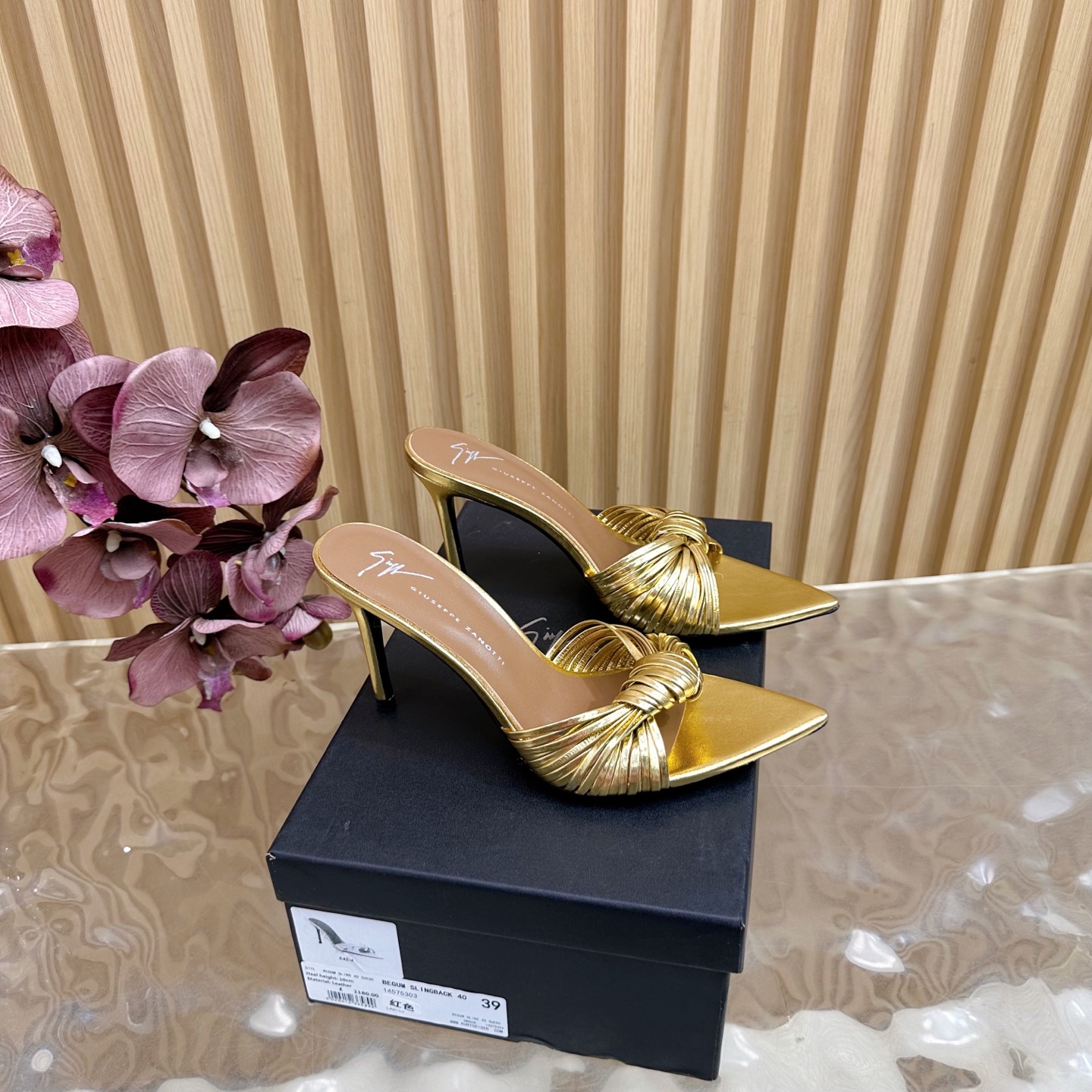 NO:559168,Giuseppe Zanotti 25ss new product, webbing knotted high heels and slippers, really understands women’s hearts ———————————— GZ’s high heels that are both men and women. I love them. They are indeed the brand that understands women best. They were sold out as soon as they were new. Especially the side line design is smooth, natural and very slim. It makes the whole pair of shoes full of layers and feminine. No matter what your usual style is, please be sure to try it!  Upper cowhide, lining mixed sheepskin, original Italian genuine leather outsole, heel height 9cm, Size 35–41 (40, 41, 42 customized, non-returnable and non-exchangeable), high heels, slippers, high heels, slippers, cowhide, sheepskin, Leather soles19860909Giuseppe Zanotti 25ss新品 织带纽结高跟鞋拖鞋 果然很懂女人心 ———————————— GZ斩男又斩女的高跟鞋 爱了 不愧是最懂女人的品牌 上新即售空 尤其是侧面线条设计流畅自然还很显瘦 让整双鞋层次感十足又富有女人味 不管你平时什么风格 请你一定要试试它！ 鞋面牛皮 内里是混种羊皮 原版意大利真皮大底 跟高9cm Size 35–41（40、41、42 定制不退不换）,高跟鞋拖鞋,high heels,slippers,cowhide,sheepskin,Leather soles,Women's Shoes