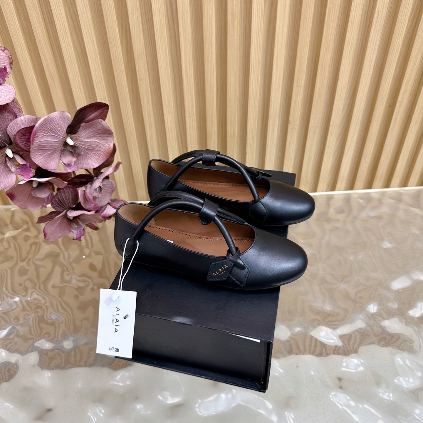 NO:559194,2025 counter new catwalk models ALAIA｜French high-end first-line haute couture brand New retro bags, new hand-held shoes —————————————— AzzedineAlaia: The last craftsman in the fashion industry, the king of tailoring who is only loyal to showing off women’s body curves. The brand Alaia, founded in 1979, has always been selling stylish women’s shoes with a full sense of fashion. The upper is sheepskin/cowhide, the lining is sheepskin, and the sole is original rubber sole.  Size 35-42 (40.41.42 customized) Packaging Alaia original packaging, ballet shoes, alaia, cowhide, sheepskin, sheep198609092025专柜新款走秀款ALAIA｜法国高端一线高定品牌 新款复古包包手提新式单鞋 —————————————— AzzedineAlaia:时尚界最后的手艺人 只忠于展现女性身体曲线的裁剪之王 始创于1979年的品牌Alaia 一直主售时装感十足的型格女鞋 鞋面羊京/牛皮 内里羊皮 鞋底原版橡胶底 码数35-42（40.41.42定制） 包装Alaia原版包装,芭蕾舞鞋,alaia,cowhide,sheepskin,sheep,Women's Shoes