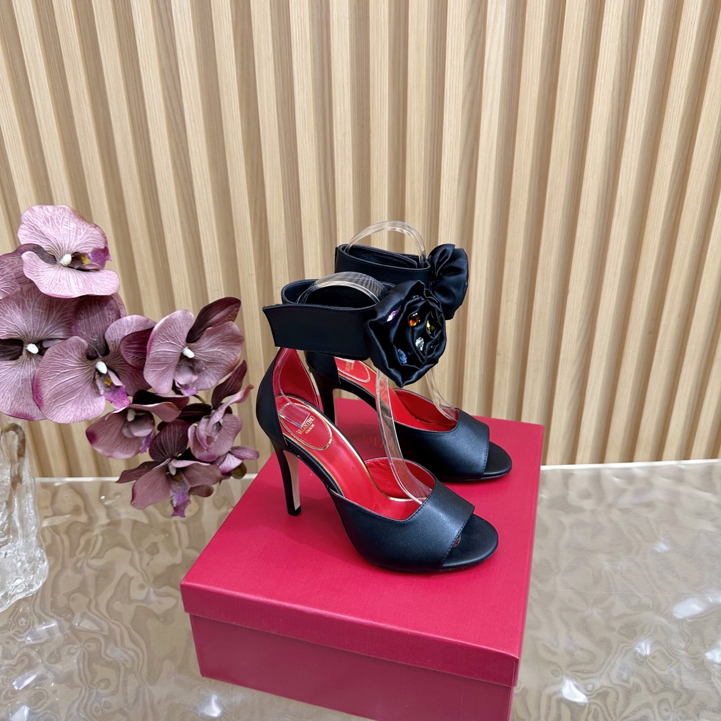 NO:559191,2025 catwalk model [top version] Valentino high-heeled rose love strap sandals. Beautiful texture. Very easy to match. Can be worn in any season. ———————————— Valentino’s series interprets new fashion charm. It continues the ultra-high heel design and is favored by well-known overseas bloggers. Tens of millions of fan bloggers love to perform it and sell well at home and abroad. The country is out of stock. The top version has candy color matching. Every color is beautiful. Upper cowhide and lining imported sheepskin.  Genuine leather outsole, heel height 10.5cm, full original packaging, sizes 35 to 42 (40, 41, 42 non-refundable), high heels and sandals, valentino, valentino, sandals, high heels, cowhide, sheepskin, Leather soles198609092025走秀款【顶级版本】 Valentino 高跟玫瑰花爱心带子凉鞋 绝美的质感 非常好搭配,任何季节可穿 ———————————— 华伦天奴此系列演绎全新时尚魅力 延续超高跟设计,深得海外知名博主青睐 千万粉丝博主倾情演绎,畅销海内外 国内已经断货,顶级版本 糖果色配色,每个颜色都是绝美 鞋面牛皮 内里进口羊皮 鞋底真皮大底 跟高10.5cm 包装全套原版包装 码数35一42码（40、41、42退不换）,高跟鞋凉鞋,valentino,valentino,sandals,high heels,cowhide,sheepskin,Leather soles,Women's Shoes