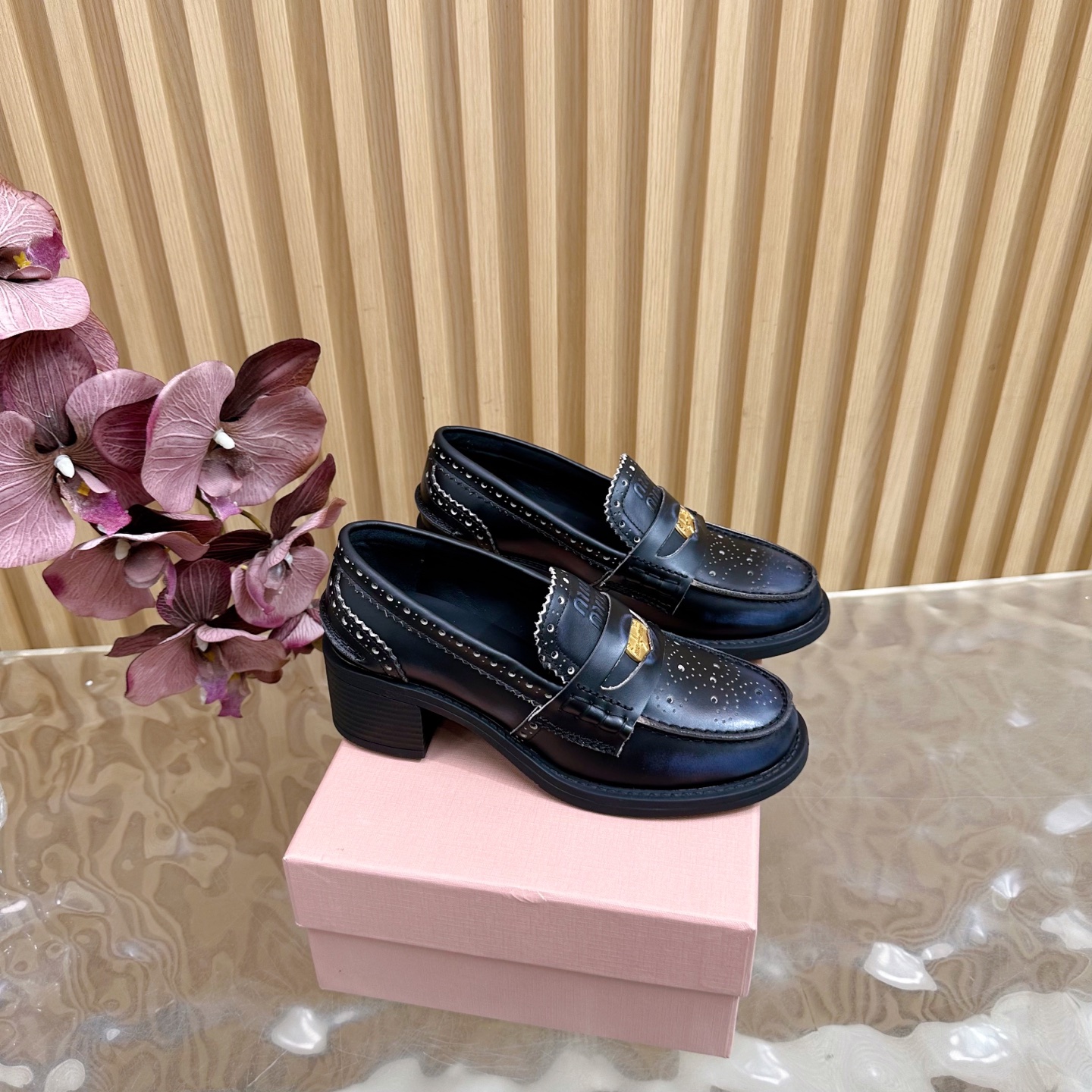 NO:559188,Top purchase version MiuMiu Miu Miu 2025 catwalk new style · tassel decorated motorcycle shoes one-slip loafers small leather shoes casual shoes loafers ———————————— This timeless calfskin loafer is decorated with an embossed Miu logo on the tongue, highlighting a unique classic style. The toe cap is decorated with leather straps and unique tassel straps~ Very comfortable on the feet (ZP developed hardware, customized colors)  Customized imported open-edge beads on the upper, cowhide lining, ZP molded rubber outsole, size 34–41 (34.40.41.customized), loafers, miumiu, loafers, cowhide19860909顶级代购版本 MiuMiu缪缪2025走秀新款·流苏饰机车鞋一脚蹬乐福鞋小皮鞋休闲鞋 乐福鞋 ————————————— 这款永不过时的小牛皮乐福鞋,鞋舌部位饰有压花Miu徽标,彰显别具一格的经典格调.鞋头盖点缀皮革饰带与特有的流苏饰带～ 上脚非常舒服（ZP开发五金、订制颜色） 鞋面定制进口开边珠 内里牛皮 鞋底ZP开模橡胶大底 码数34–41（34.40.41.定制）,乐福鞋,miumiu,loafers,cowhide,Women's Shoes