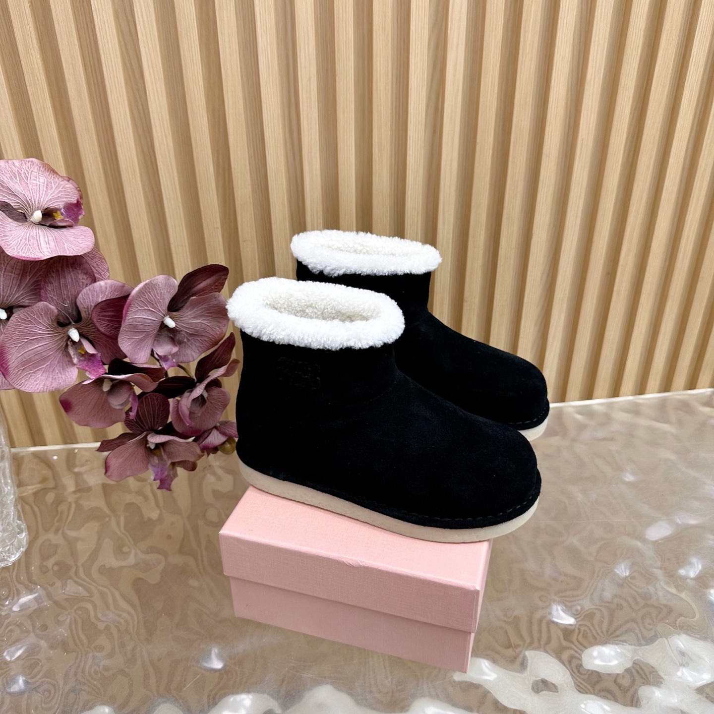 NO:559185,MIUMIU Miu Miu’s wool style counter has the latest snow boots for autumn and winter!  It looks good no matter how you wear it, and is a favorite among fashionistas —————————— It doesn’t look very comfortable, but it’s super comfortable on the feet. It’s super heavy!  Warmth artifact!  Private model outsole height 4CM, upper original one to one specific material, nubuck leather lining, wool lining, outsole raw rubber sole, Size 35-41 (41.40 custom-made, non-refundable), snow boots, miumiu, boots19860909MIUMIU缪缪羊毛款专柜秋冬最新雪地靴！ 怎么穿都好看,时髦精最爱 ——————————— 看起来不怎么舒服 上脚超级舒服 超级重！保暖神器！私模大底高度4CM 鞋面原版一比一特定材料 面料磨砂皮 内里羊毛内里 大底生胶底 Size35-41（41.40订做不退换）,雪地靴,miumiu,boots,Women's Shoes