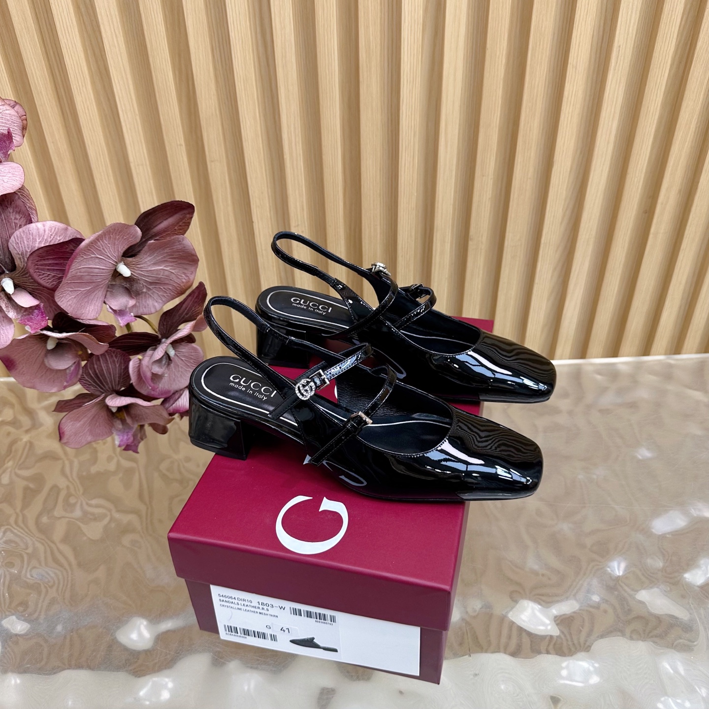 NO:559182,2025 Early Spring GUCCI Thick Heel Horsebit Diamond Buckle Sandals ———————————— As an outstanding representative of Gucci’s design heritage, the Jordaan series horsebit loafers vividly highlight the classic and elegant style. This shoe is made of the brand’s iconic monogram canvas, making it a timeless classic. The material of this shoe is soft, and the silhouette is exquisite and smooth, highlighting daily elegance. Patent leather upper/cloth upper, high-end lambskin lining/foot pad, and top Italian genuine leather sole.  Matching code 35-41 (40.41.42 customized, non-refundable), sandals, gucci, loafers, sandals, sheepskin198609092025早春GUCCI 粗跟马衔扣钻扣凉鞋 ———————————— 作为Gucci设计传承的杰出代表,Jordaan系列饰马衔扣乐福鞋生动彰显经典优雅格调.这款鞋履采用品牌标志性字母图案帆布,成就隽永经典.这款鞋履材质柔软,廓形精致流畅,彰显日常优雅风范 鞋面漆皮/布面 内里/垫脚高档小羊皮 鞋底意大利顶级真皮底 配码35-41（40.41.42定做不退换）,凉鞋,gucci,loafers,sandals,sheepskin,Women's Shoes