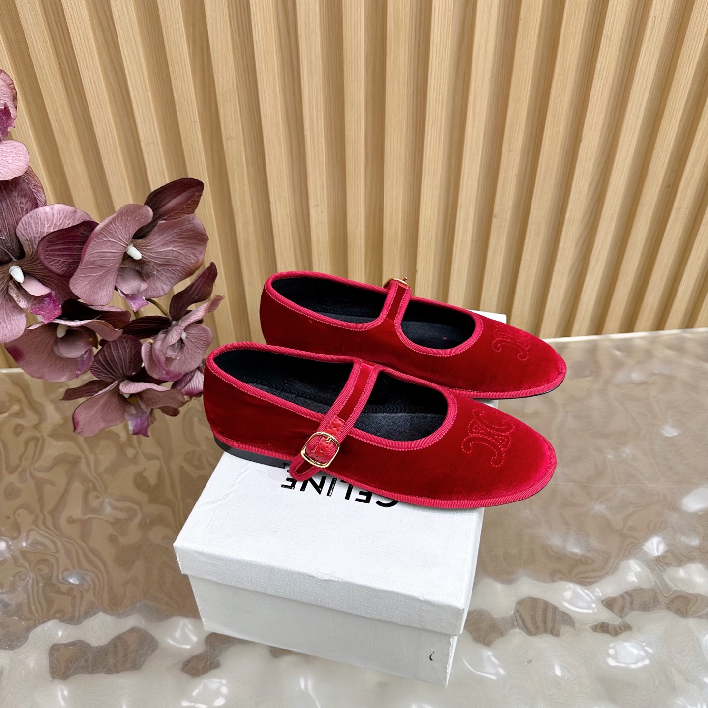 NO:559179,CELINE's latest autumn and winter Arc de Triomphe Velvet Mary Jane shoes Girls' Generation Thin-soled shoes —————————— Many celebrity Internet celebrities have planted grass. Very popular thin-soled lazy style design elements. Simple cowhide stitching and brand logo embellishment. Very recognizable. Super versatile and good-looking on the feet. Countless adjustments to the last shape. Gentle wearing experience. Full foot comfort. Fabric: Original customized velvet.  Original customized breathable mixed sheepskin lining Original genuine leather bottom Size: 35-41 (40 41 customized non-returnable), Mary Jane, celine, mary jane, cowhide, sheepskin19860909CElINE思琳秋冬最新款凯旋门 丝绒玛丽珍单鞋 少女时代 薄底鞋 —————————— 超多明星网红种草 非常火的薄底慵懒风设计元素 简简单单的牛皮拼接加上品牌logo点缀 非常有辨识度 上脚超级百搭好看 调试无数次楦型 轻柔穿着体验 脚感舒适度拉满 面料:原版定制丝绒 内里原版定制透气混种羊皮 原版真皮底 Size:35-41（40 41定制不退换）,玛丽珍,celine,mary jane,cowhide,sheepskin,Women's Shoes